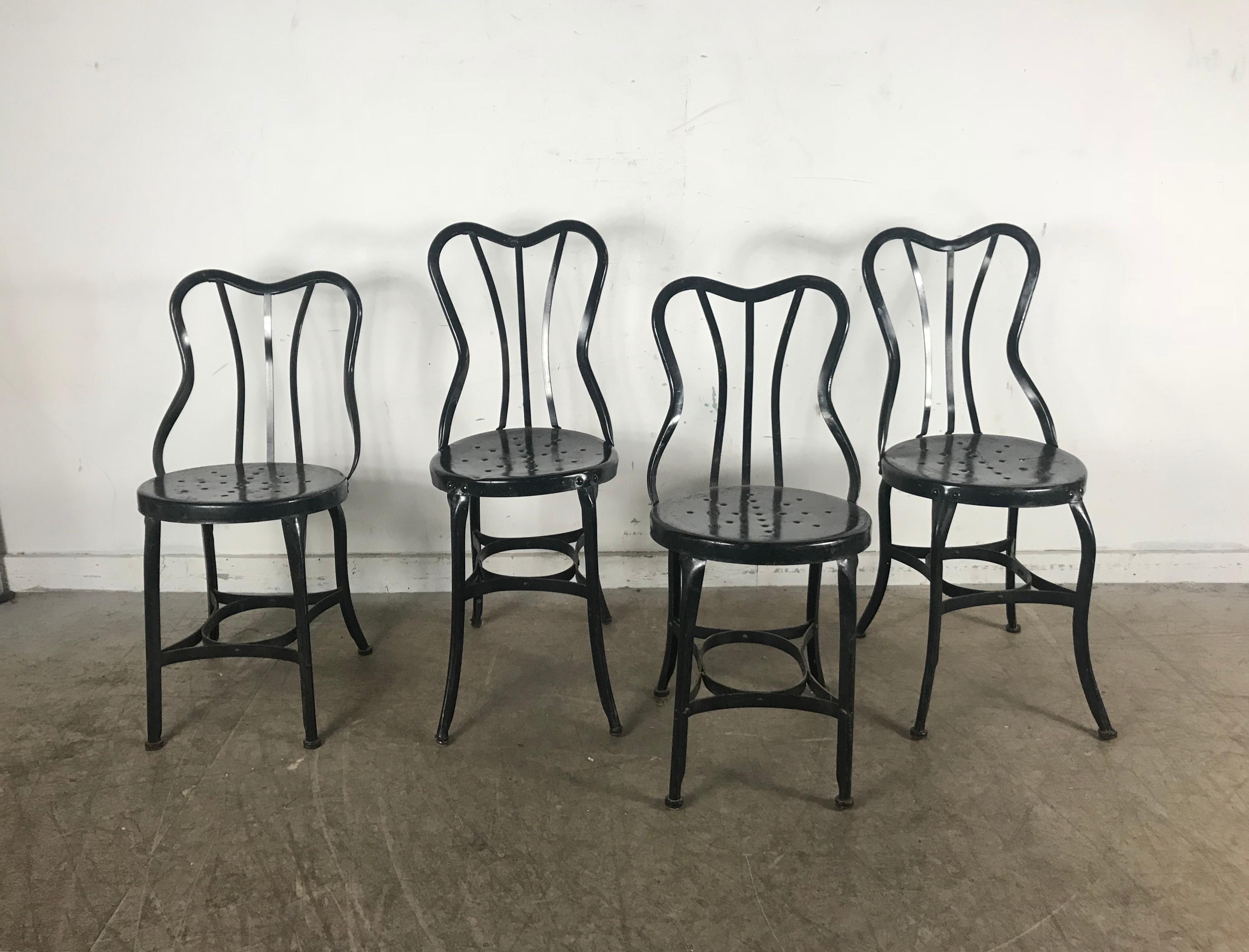 Ensemble de 4 chaises latérales classiques en métal industriel par Ohio Steel, en acier peint sous pression, conservant la finition et la patine d'origine.