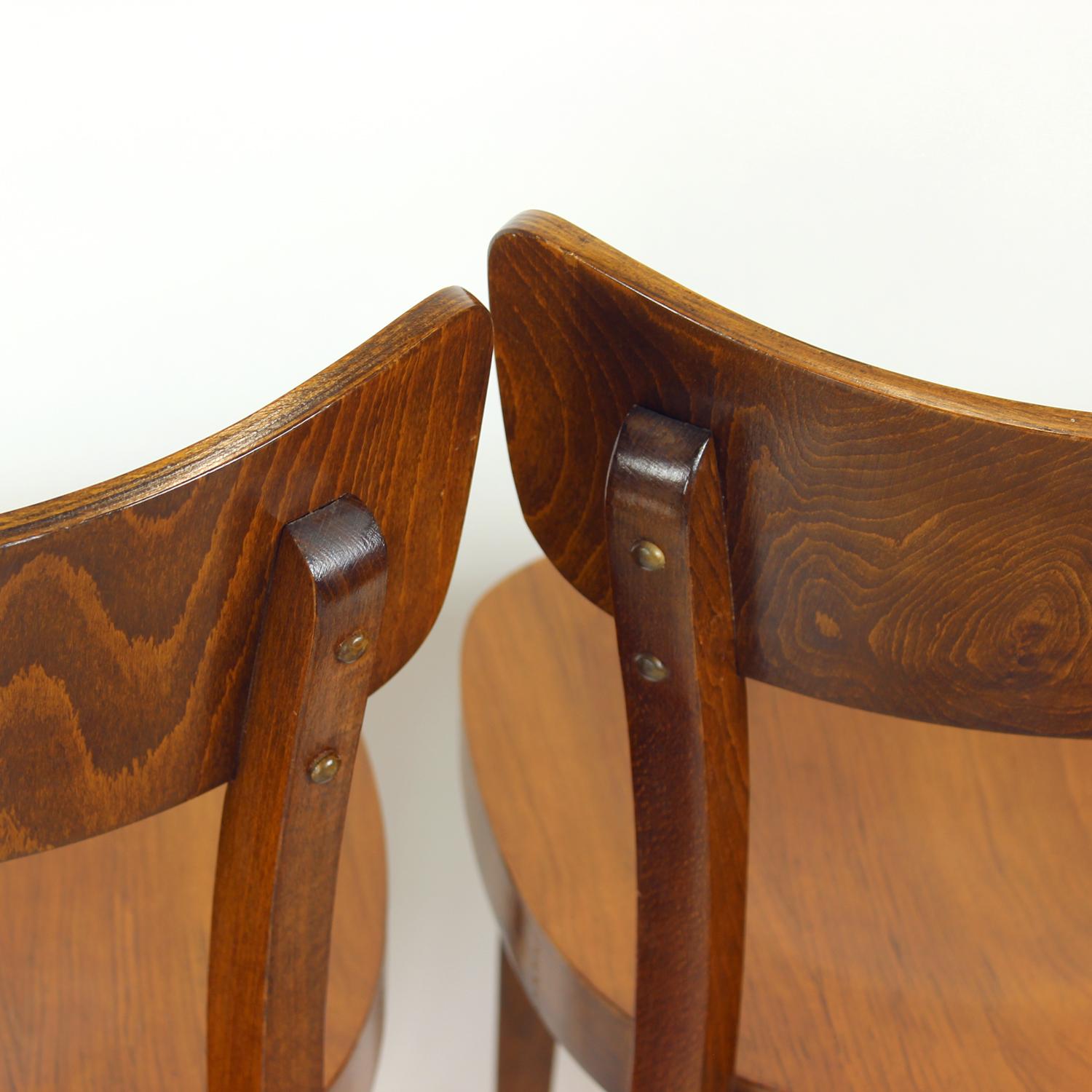 Set di 4 sedie da pranzo classiche Tatra in noce, Cecoslovacchia, anni '50 in vendita 1