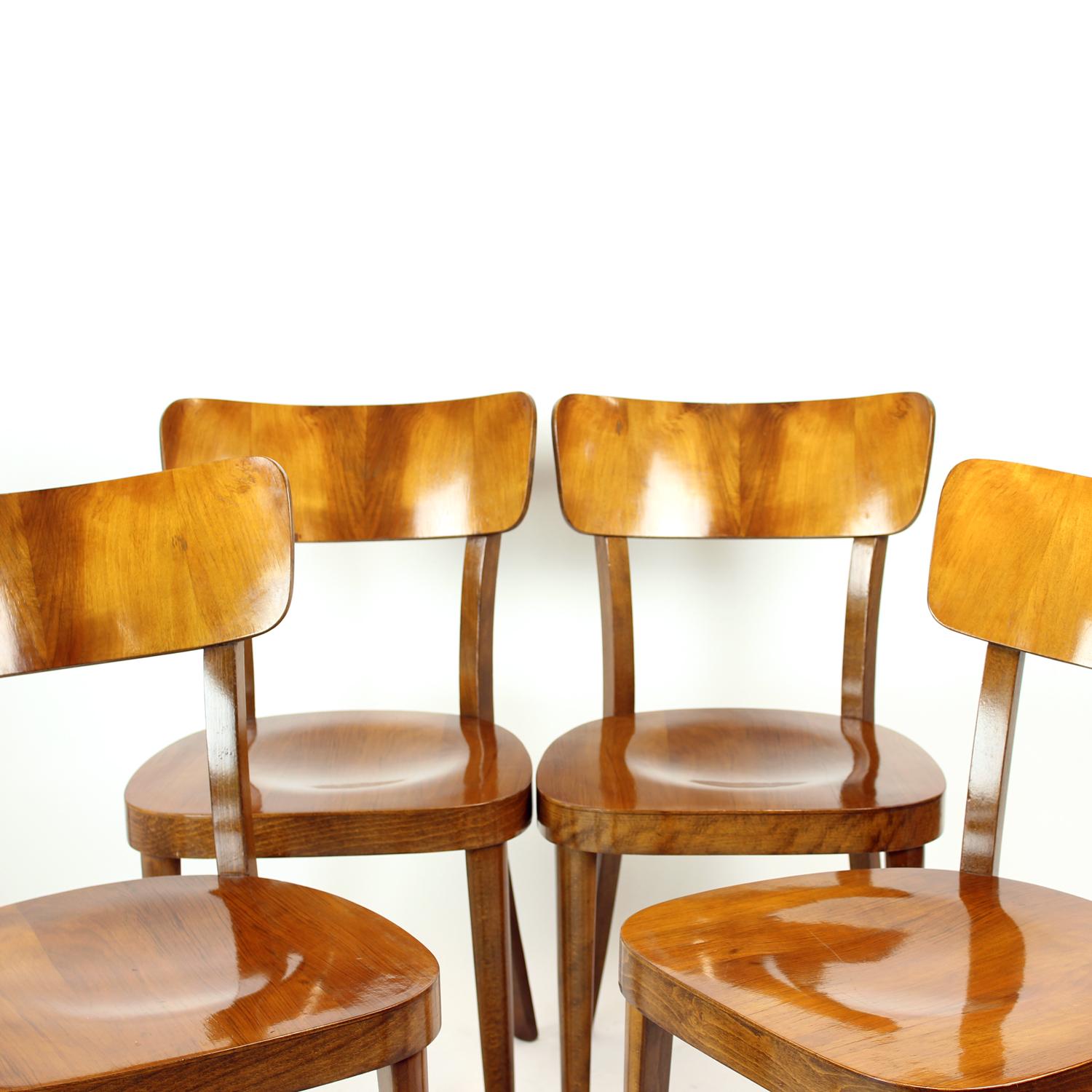 Set di 4 sedie da pranzo classiche Tatra in noce, Cecoslovacchia, anni '50 in vendita 2