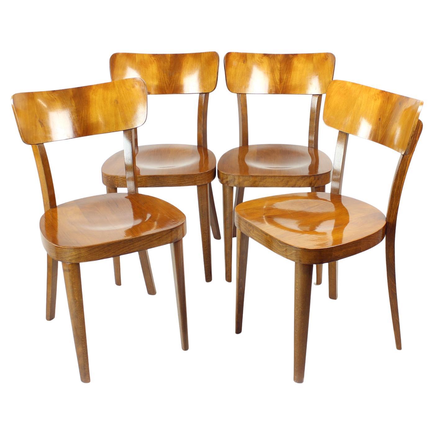 Set di 4 sedie da pranzo classiche Tatra in noce, Cecoslovacchia, anni 
50 in vendita