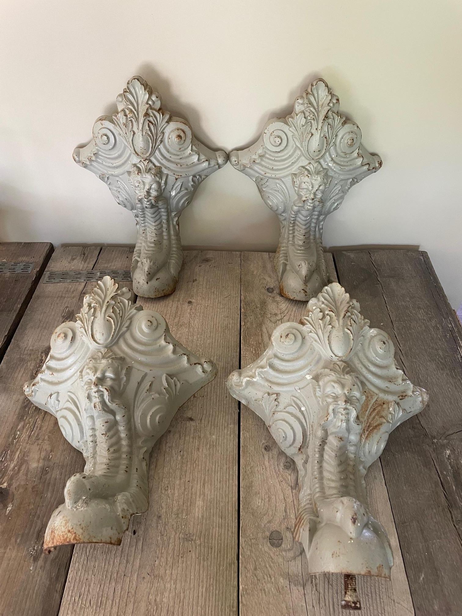 Set of 4 Cléo Jacob Delafon cast iron bathtub legs, as new but in good condition, not missing but some traces of time such as paint and a little concrete. There is only one bolt on one of the feet but it is easy to find, I think it was used to