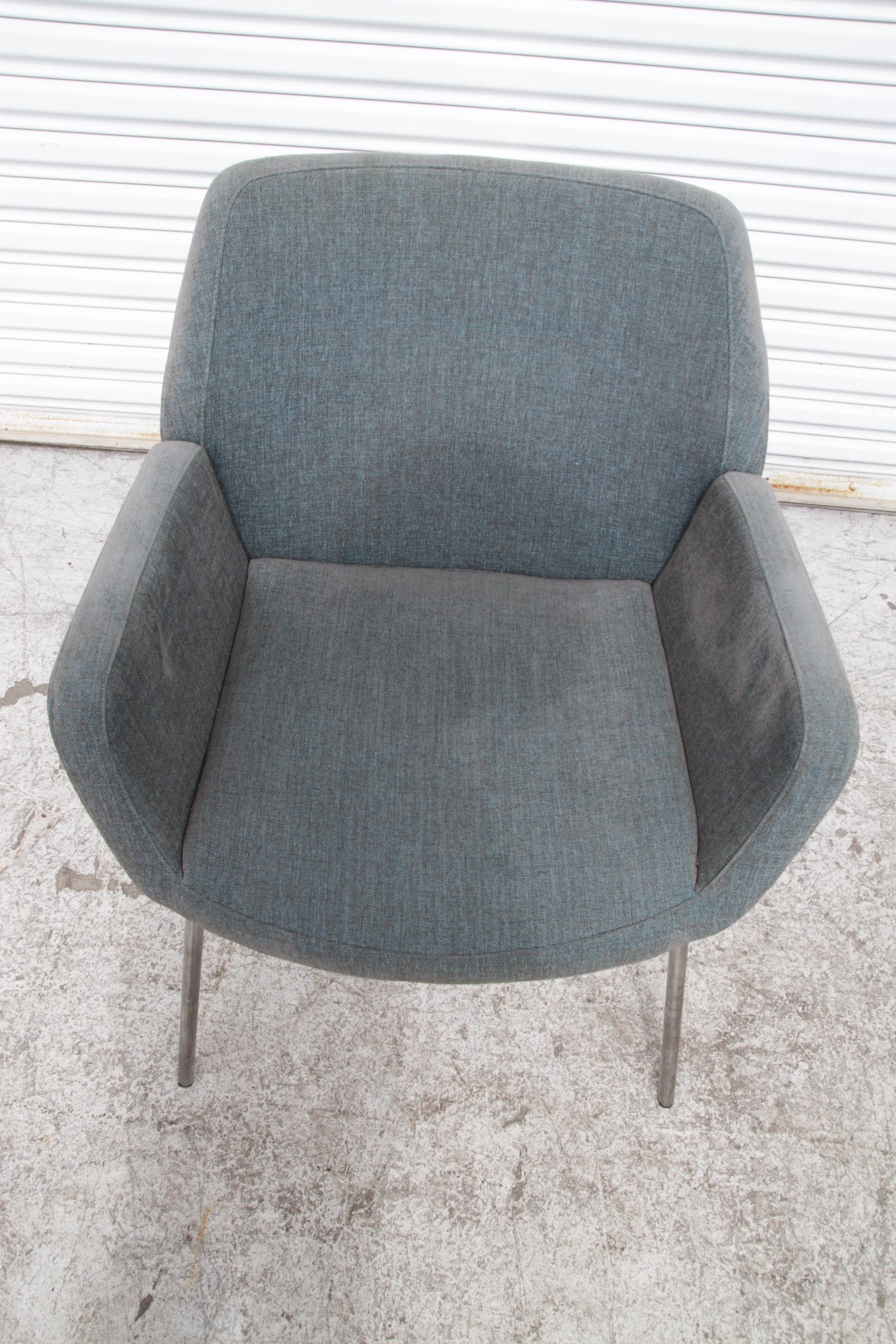 Voici la chaise Bindu - une solution contemporaine pour les sièges d'appoint ou les sièges d'invités qui allie harmonieusement le confort résidentiel à la durabilité commerciale. Cette chaise fabriquée par des experts allie le confort d'un salon