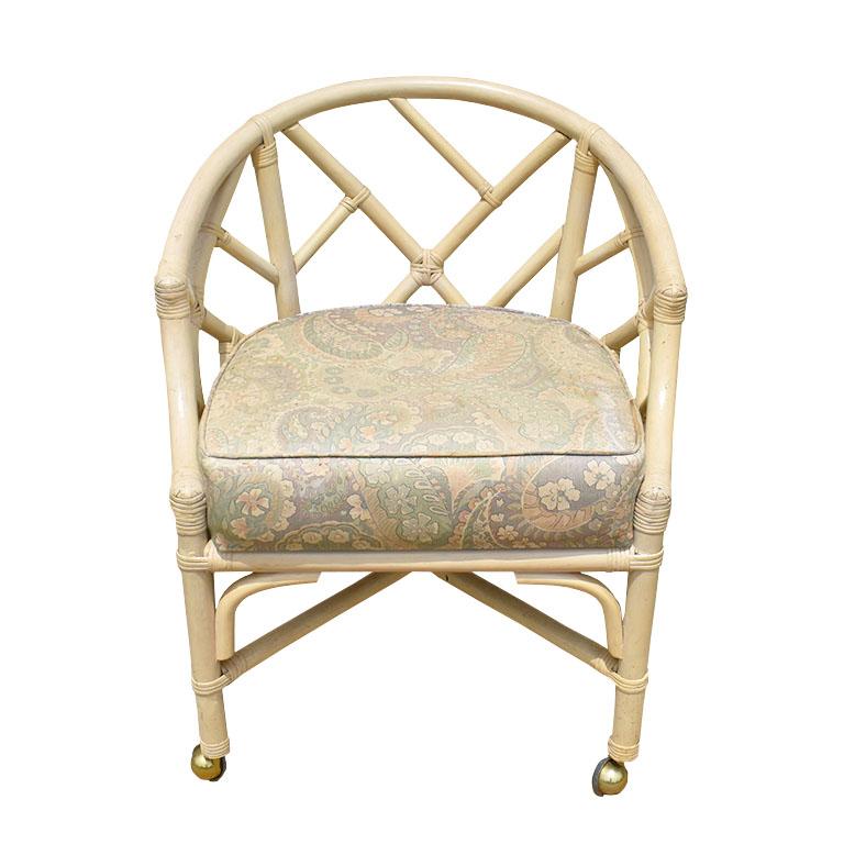 Un ensemble de quatre fauteuils côtiers en bambou et rotin avec roulettes par Ficks Reed. Rembourrées dans leur couleur d'origine, ce magnifique ensemble comprend quatre chaises. Chaque chaise est fabriquée à partir de rotin et de bambou. Les côtés
