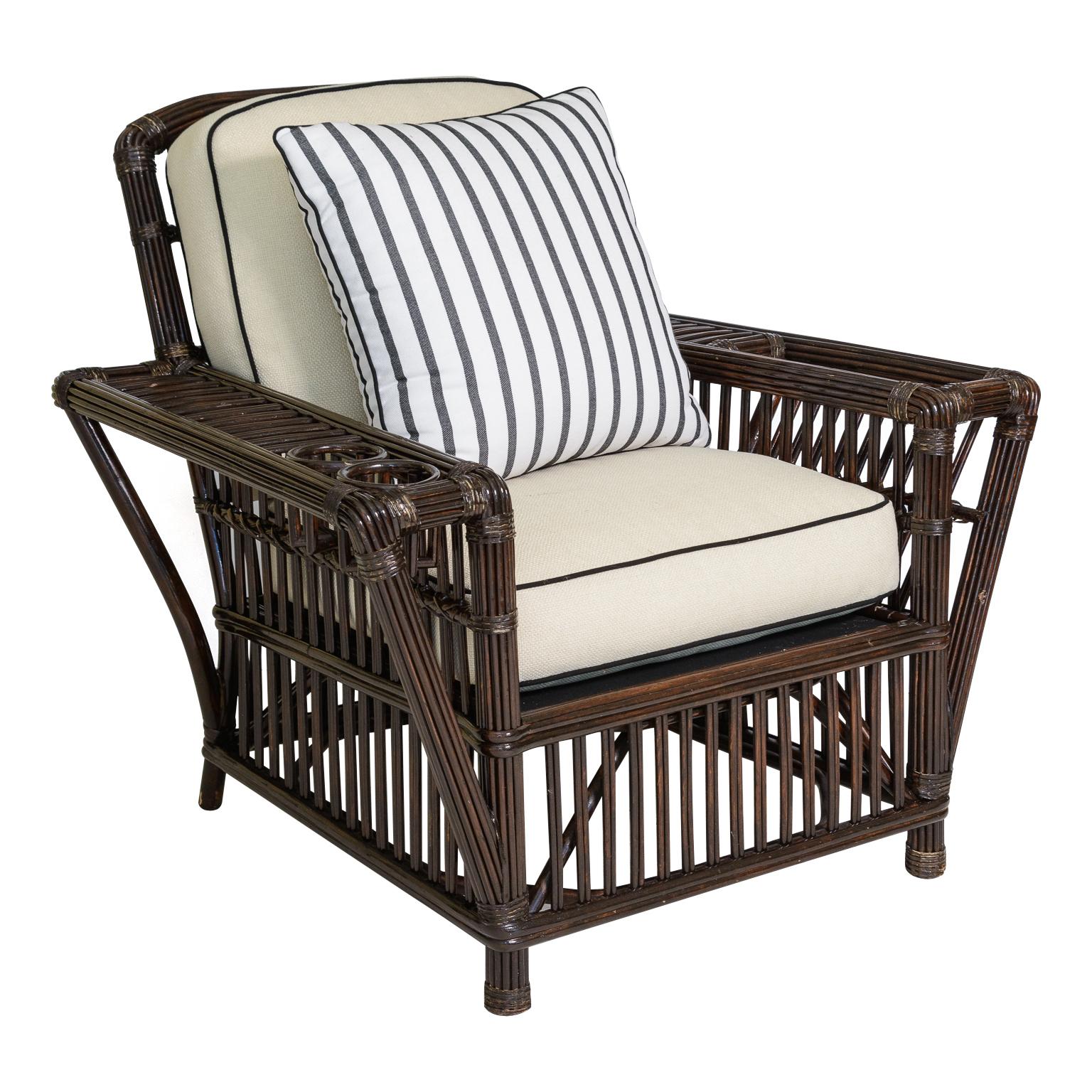 Vient d'arriver, ce Set of 4 Vintage Coastal Stick Rattan Lounge Chair by Bielecky Brothers, C. 1970s.
Ce fabuleux ensemble de 4 chaises d'extérieur et d'intérieur en rotin côtier de couleur marron foncé, avec de très beaux coussins et oreillers.
Il