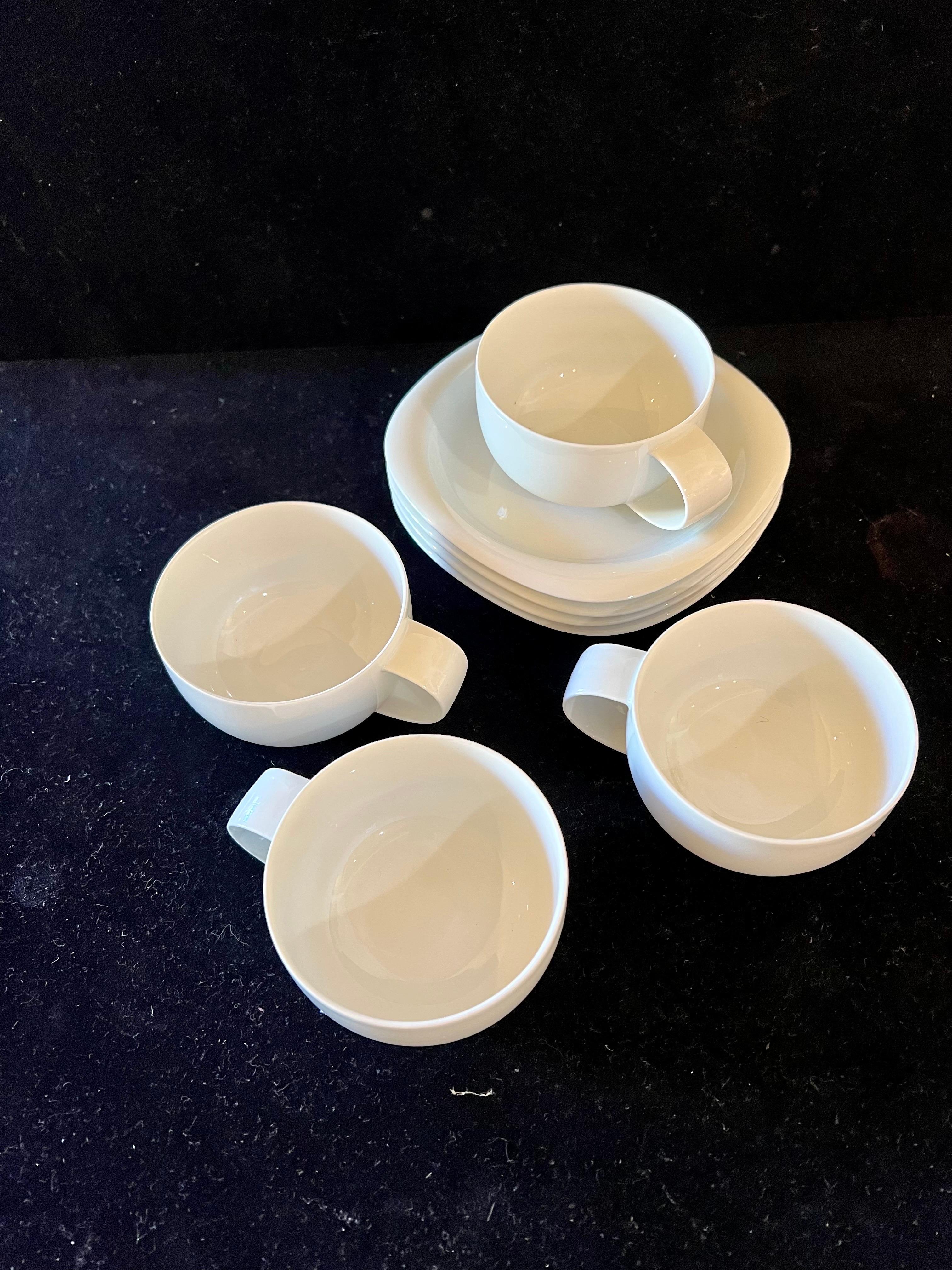 Nice design simple elegant beautiful set of 4 cups and saucers designed by Timo Sarpaneva for Rosenthal studio, circa 1970's excellent condition no chips or cracks, Suomi from Finland.