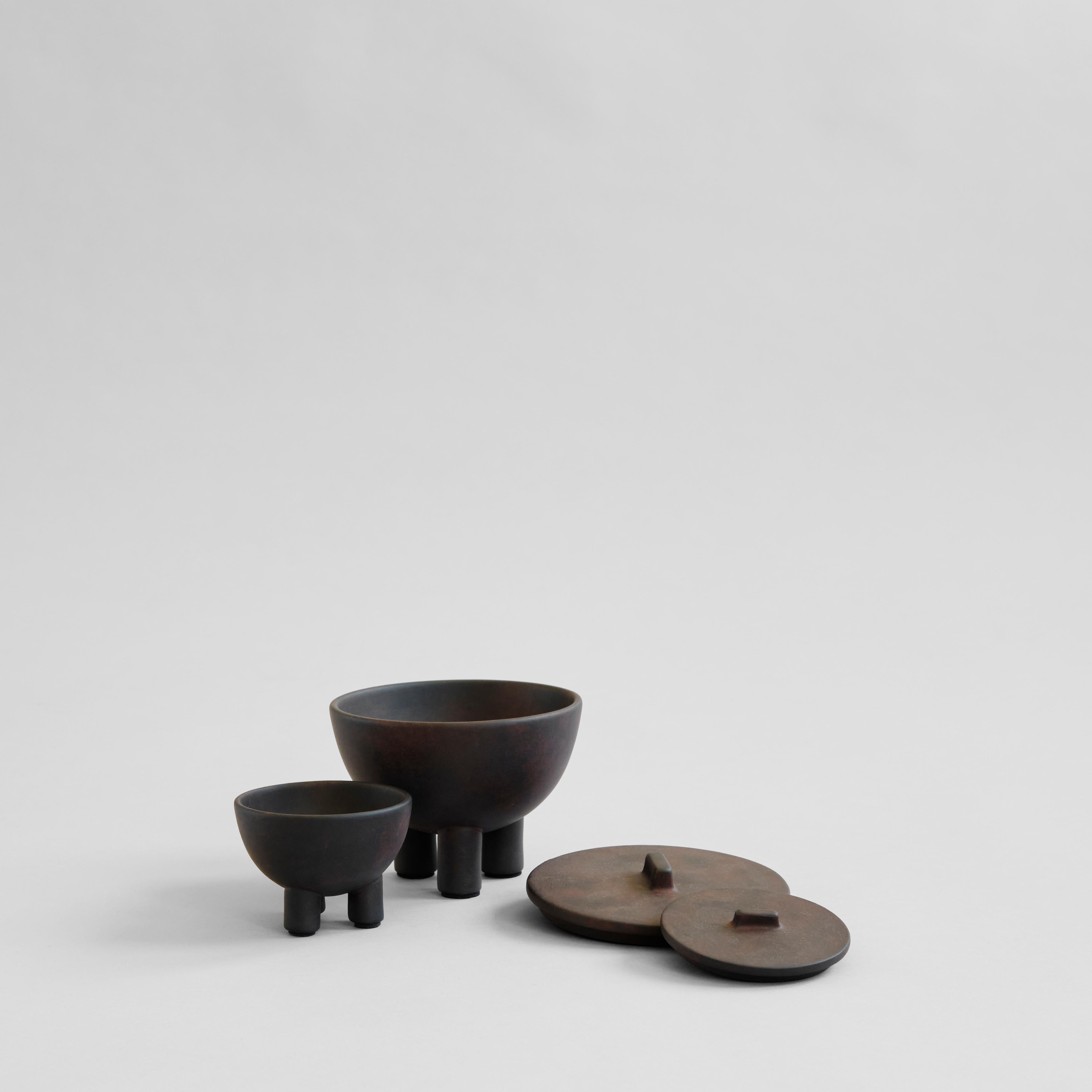 A set of 4 coffee duck jar Medio by 101 Copenhagen
Designed by Kristian Sofus Hansen & Tommy Hyldahl
Dimensions: L12 / W12 / H9,5 CM
Materials: Ceramic

Reminiscent of little, individual three-legged characters or friendly creatures, the Duck