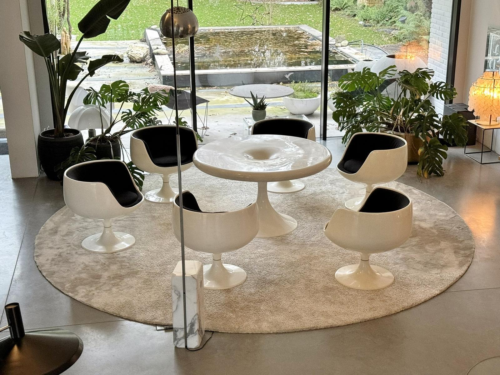Set of 4 Cognac XO Chairs & Matching Table by Eero Aarnio for Asko

An iconic piece of Mid-Century design – this set of four Cognac XO Chairs and the matching table, designed by Eero Aarnio for Asko, perfectly embodies futuristic aesthetics and