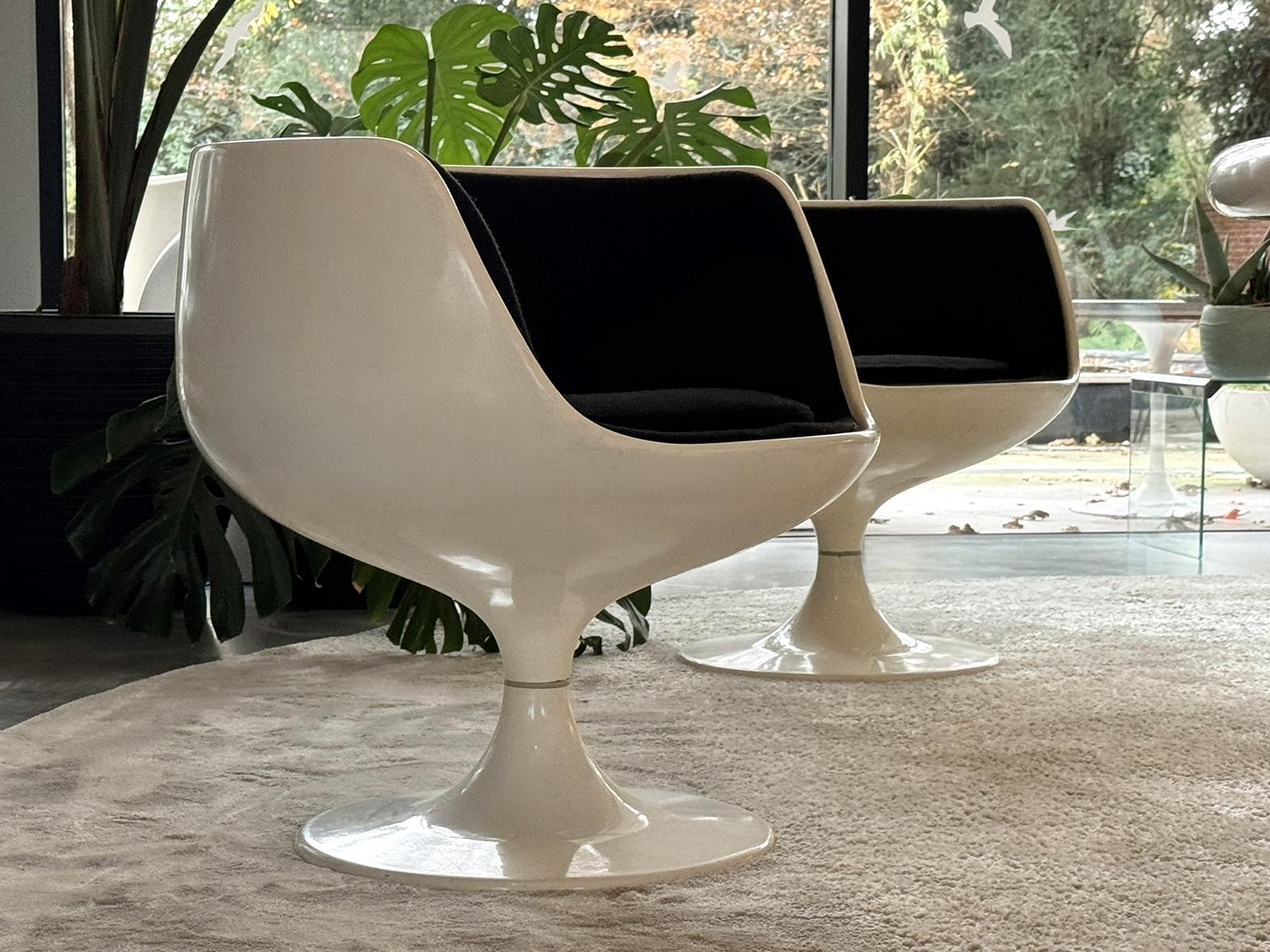 Set of 4 Cognac XO Chairs & Matching Table by Eero Aarnio for Asko For Sale 1