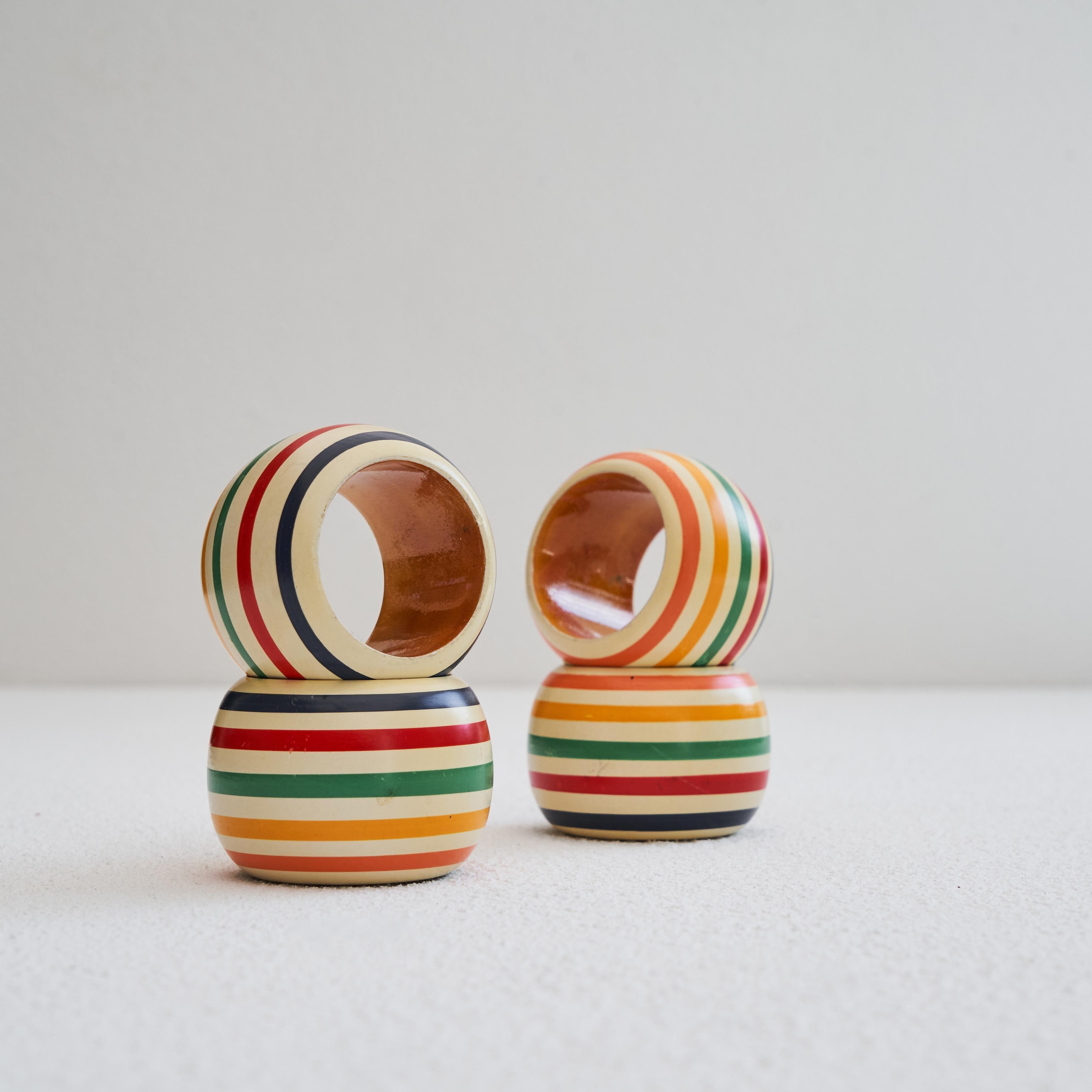 Satz von 4 bunten Serviettenringen aus lackiertem Holz, 1970er Jahre.

Dies ist ein lustiges Set von 4 bunten Serviettenringen aus lackiertem Holz. Diese Serviettenringe in leuchtenden Farben und in hervorragendem Zustand werden Ihren Esstisch mit