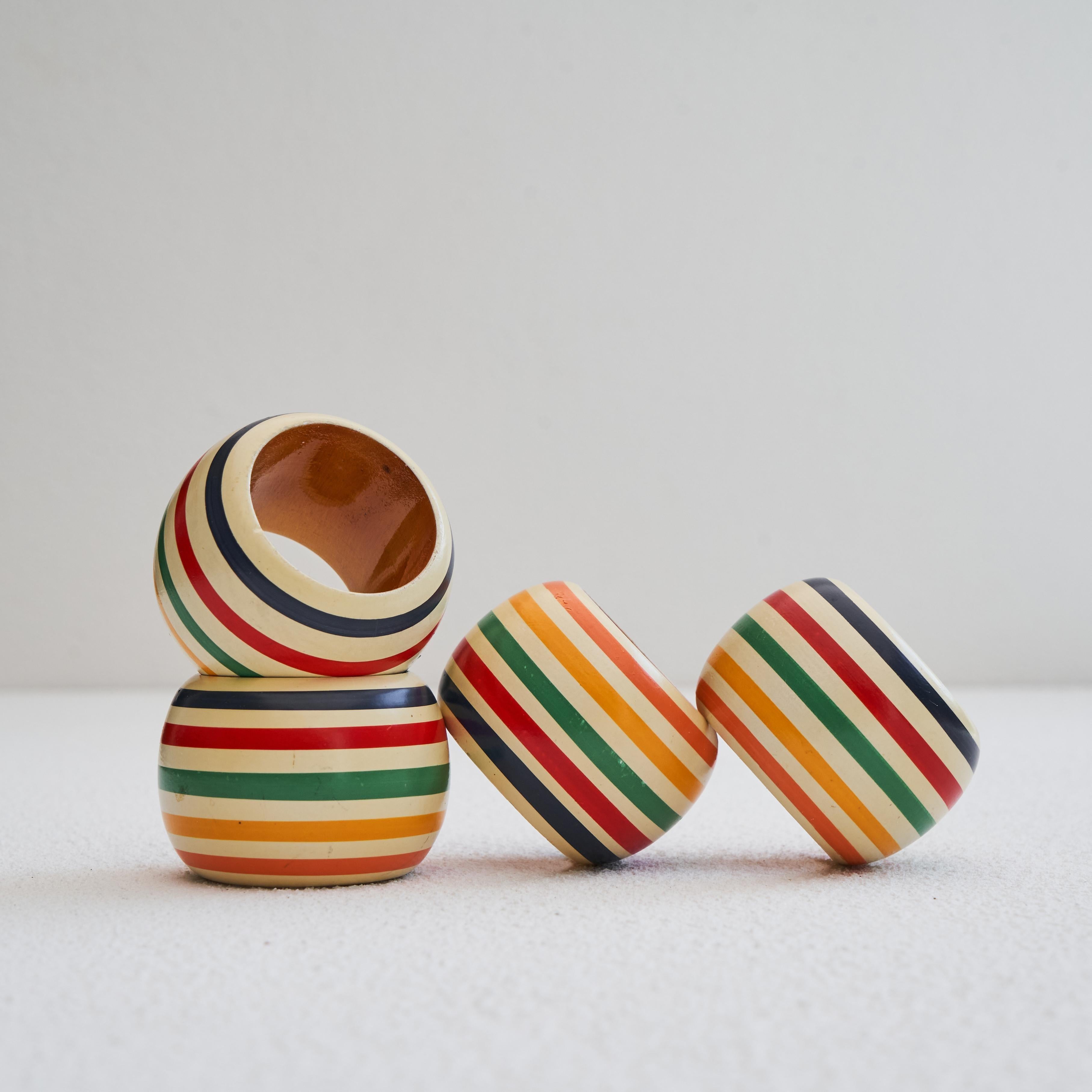 Set von 4 farbenfrohen Serviettenringen aus lackiertem Holz, 1970er Jahre (Moderne der Mitte des Jahrhunderts) im Angebot