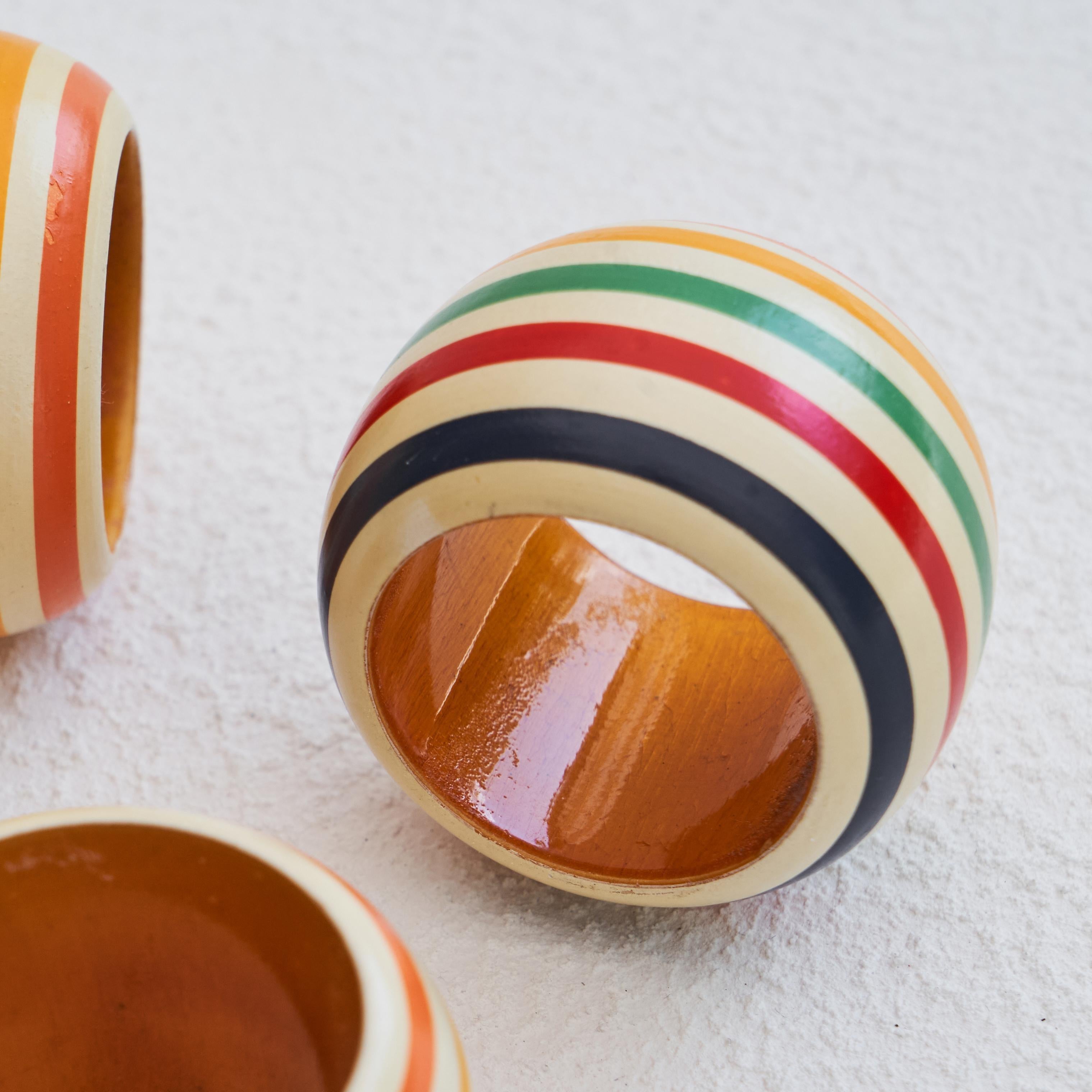 Set von 4 farbenfrohen Serviettenringen aus lackiertem Holz, 1970er Jahre im Zustand „Gut“ im Angebot in Meer, VAN