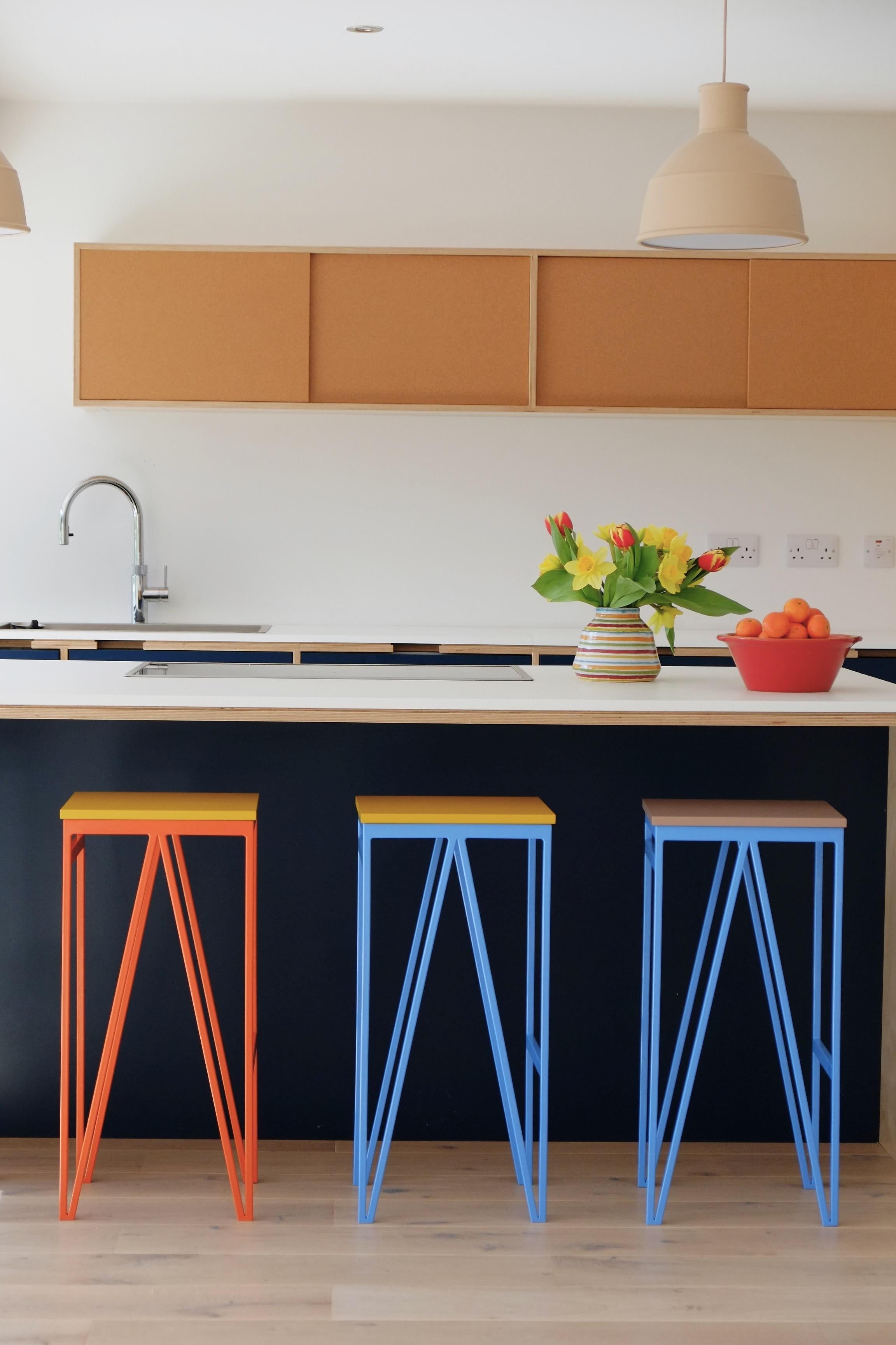 Set di 4 sgabelli da cucina alti e colorati, personalizzabili in vendita 2
