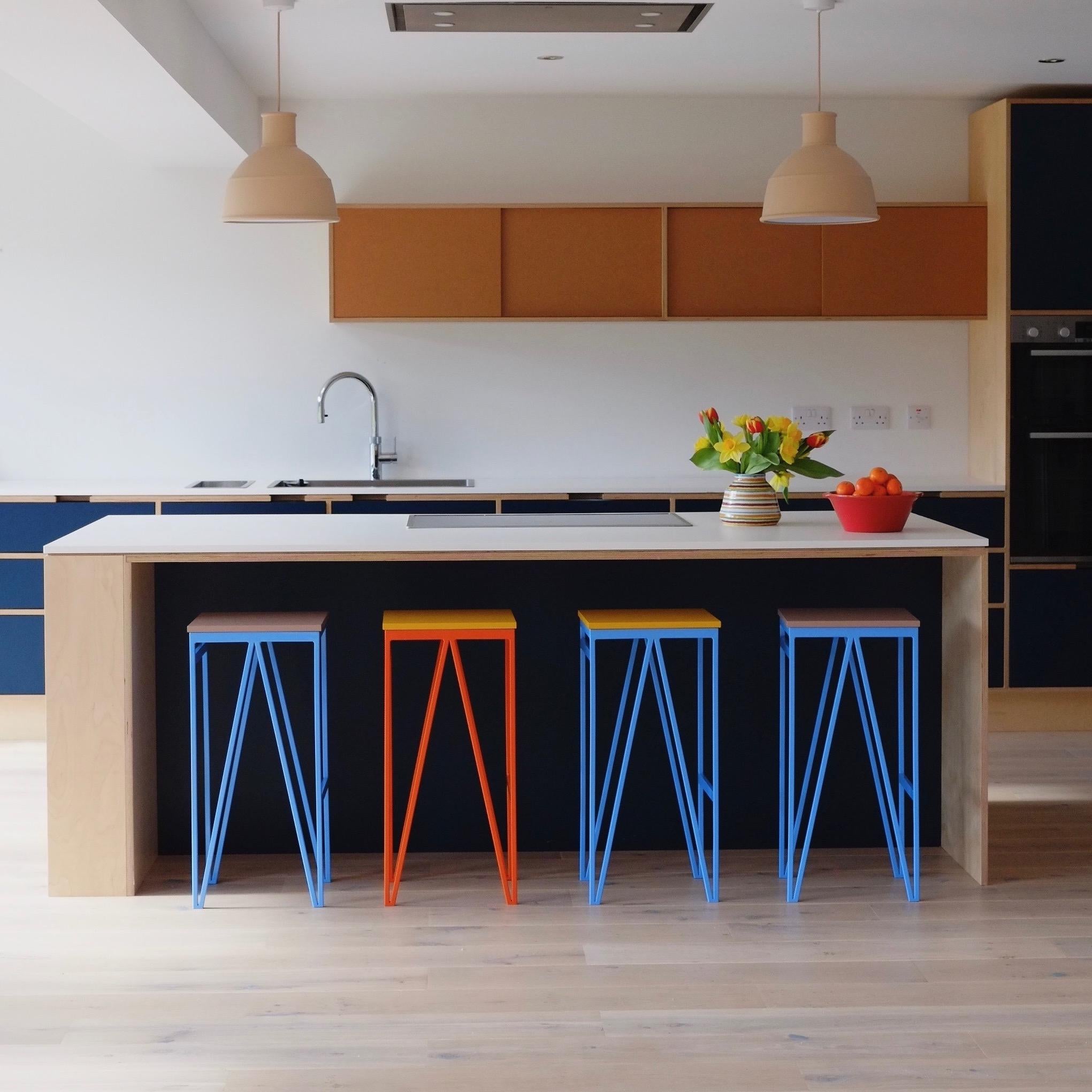 Minimalismo Set di 4 sgabelli da cucina alti e colorati, personalizzabili in vendita