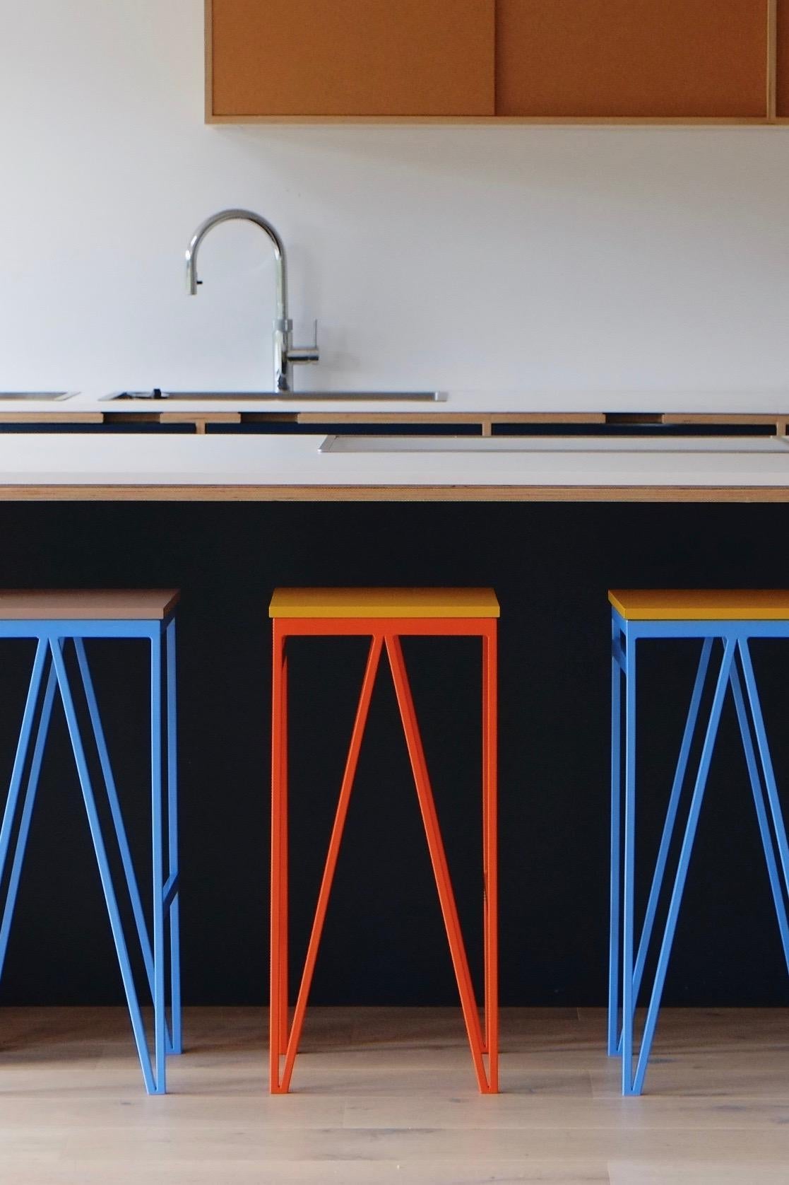 Britannico Set di 4 sgabelli da cucina alti e colorati, personalizzabili in vendita