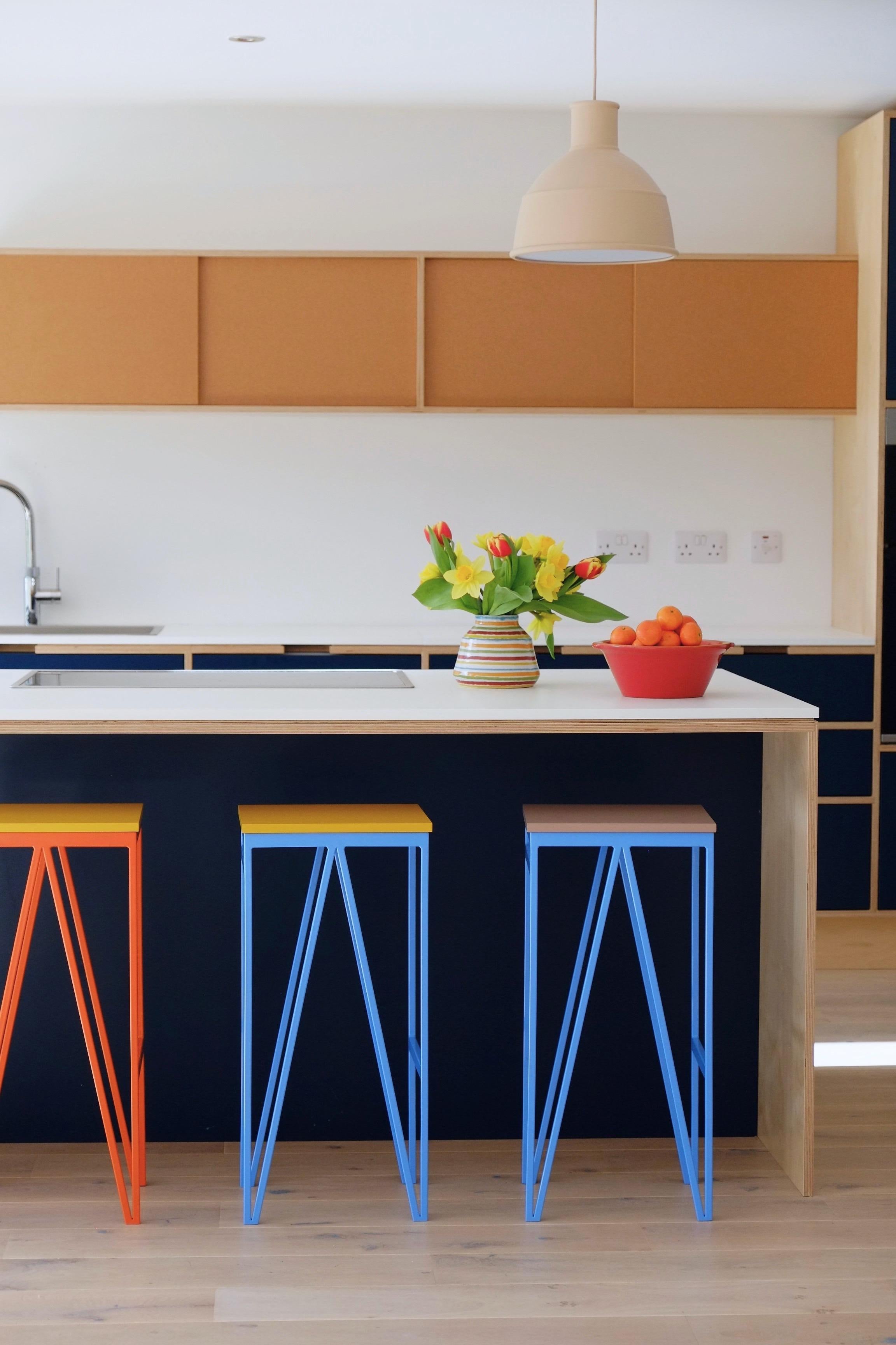 XXI secolo e contemporaneo Set di 4 sgabelli da cucina alti e colorati, personalizzabili in vendita