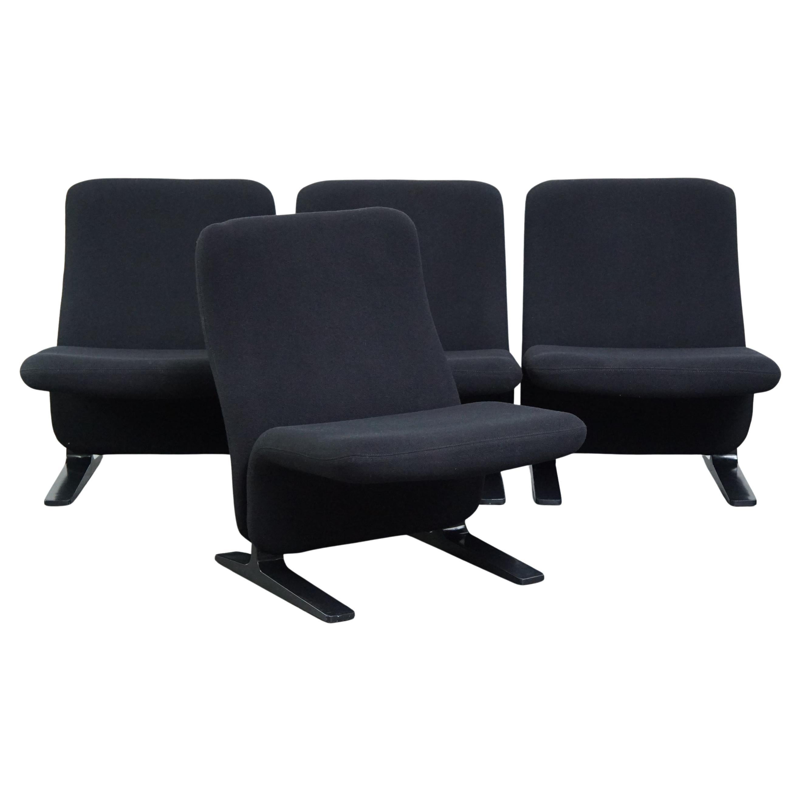 Set di 4 comode poltrone nere dal design vintage