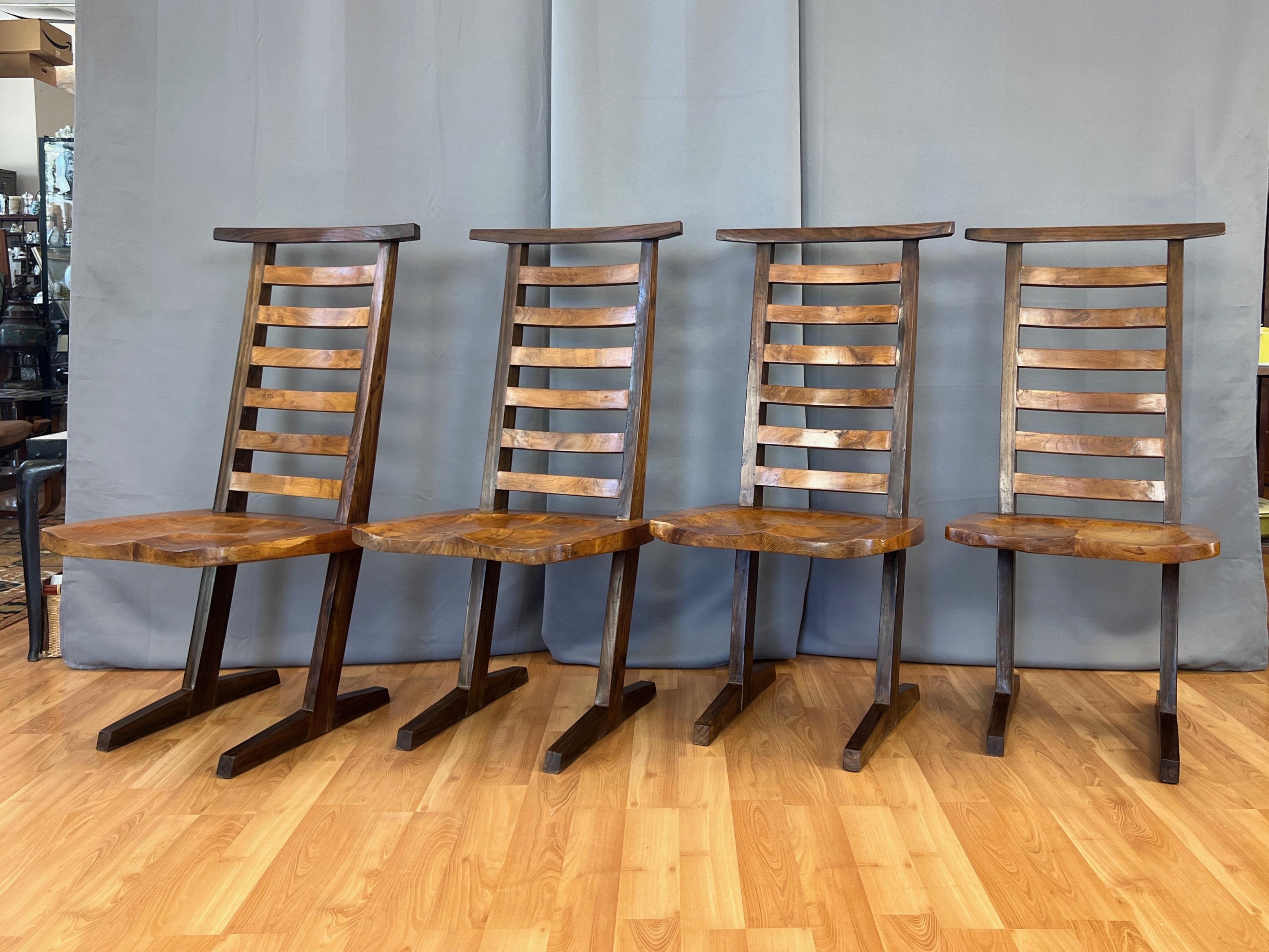 Un ensemble de quatre chaises de salle à manger en teck de style Conoïd de la fin des années 1960, visuellement frappantes et impressionnantes, à la manière de George Nakashima.

Teck massif hautement figuré, avec des sièges profilés en porte-à-faux