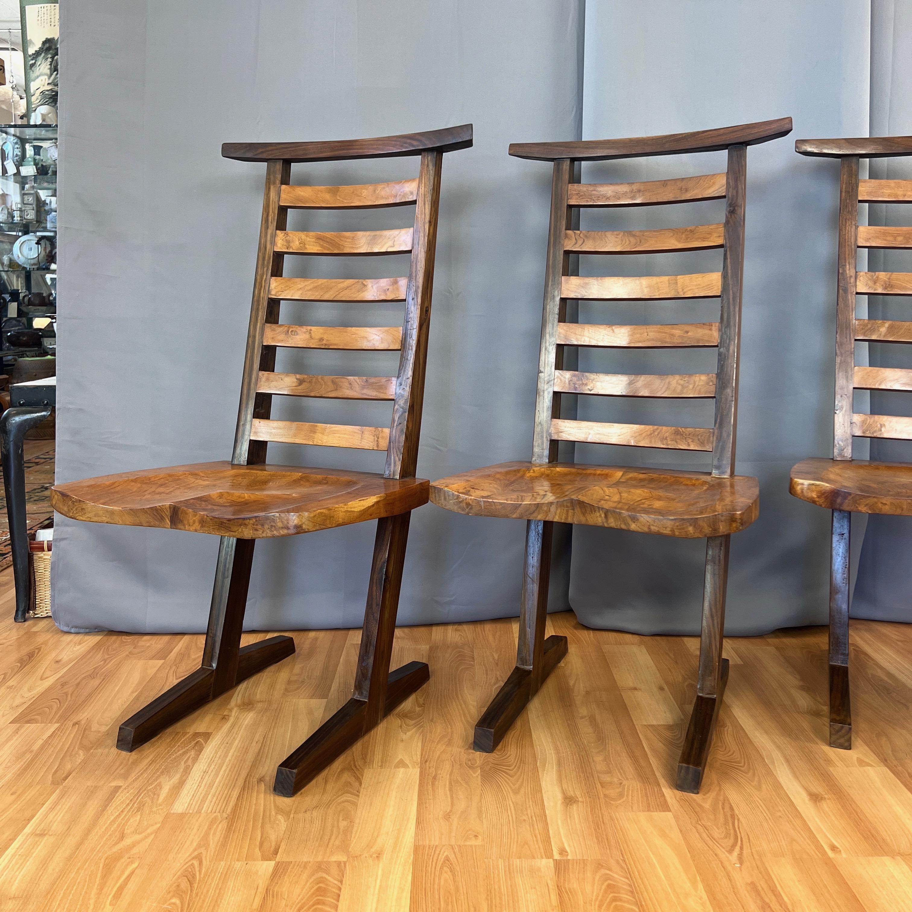 Mid-Century Modern Ensemble de 4 chaises de salle à manger de style conoid en teck à la manière de Nakashima, fin des années 1960 en vente