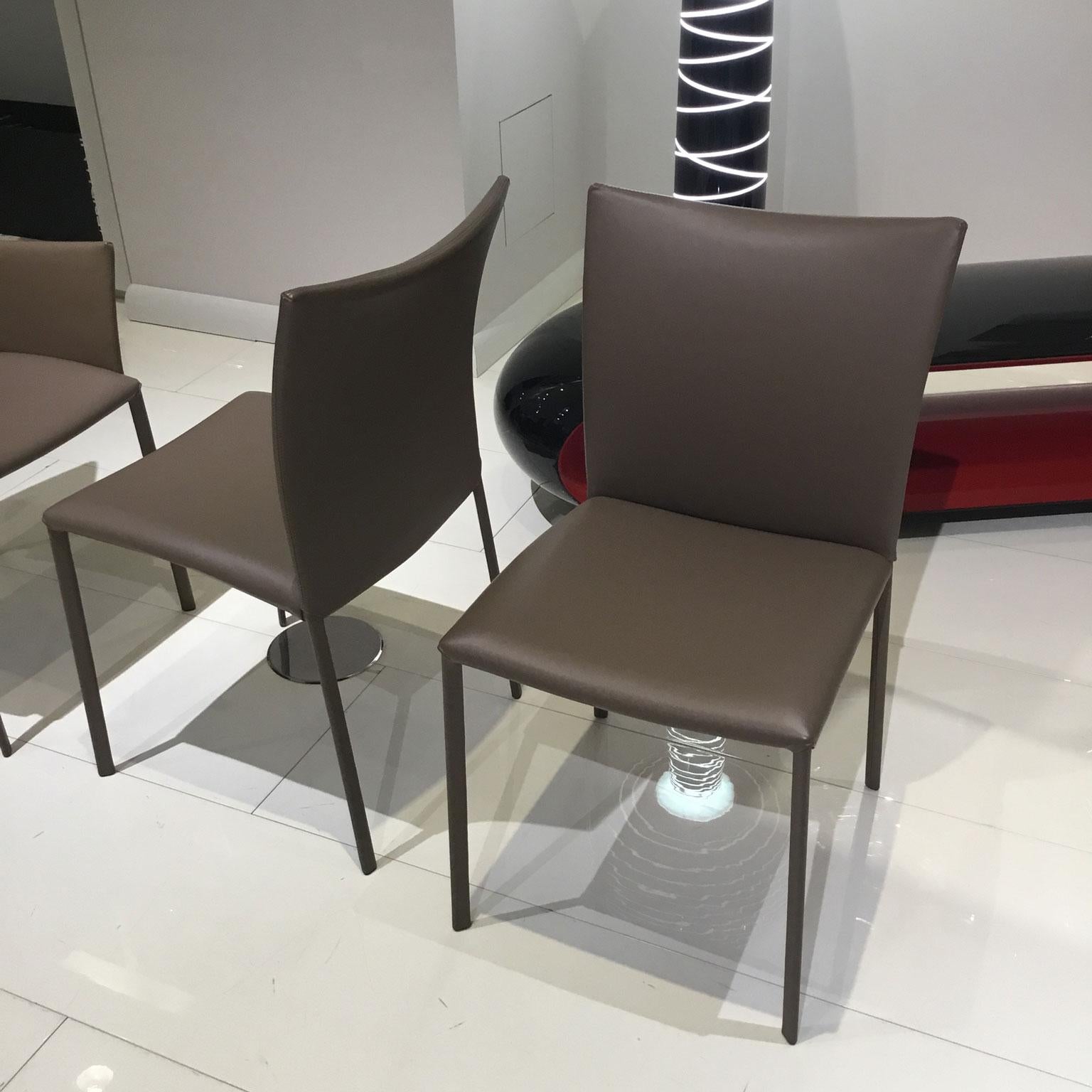 Nobilie soft dining chairs by Gino Carollo for Draenert

The extra-ordinary high sitting comfort is achieved by the flexible backrest with a new variant, softly upholstered at seat, back and legs. This chair from glove-soft leather is suitable for