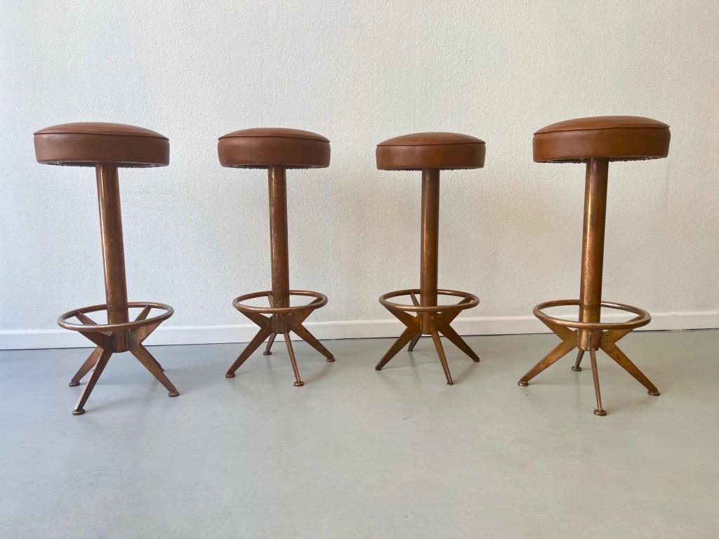 Set of 4 cognac leather and copper handmade modernist barstools ca. 1950s
Origin unknown.
Good vintage condition. One little hole on the seat of 1 stool, see pictures
