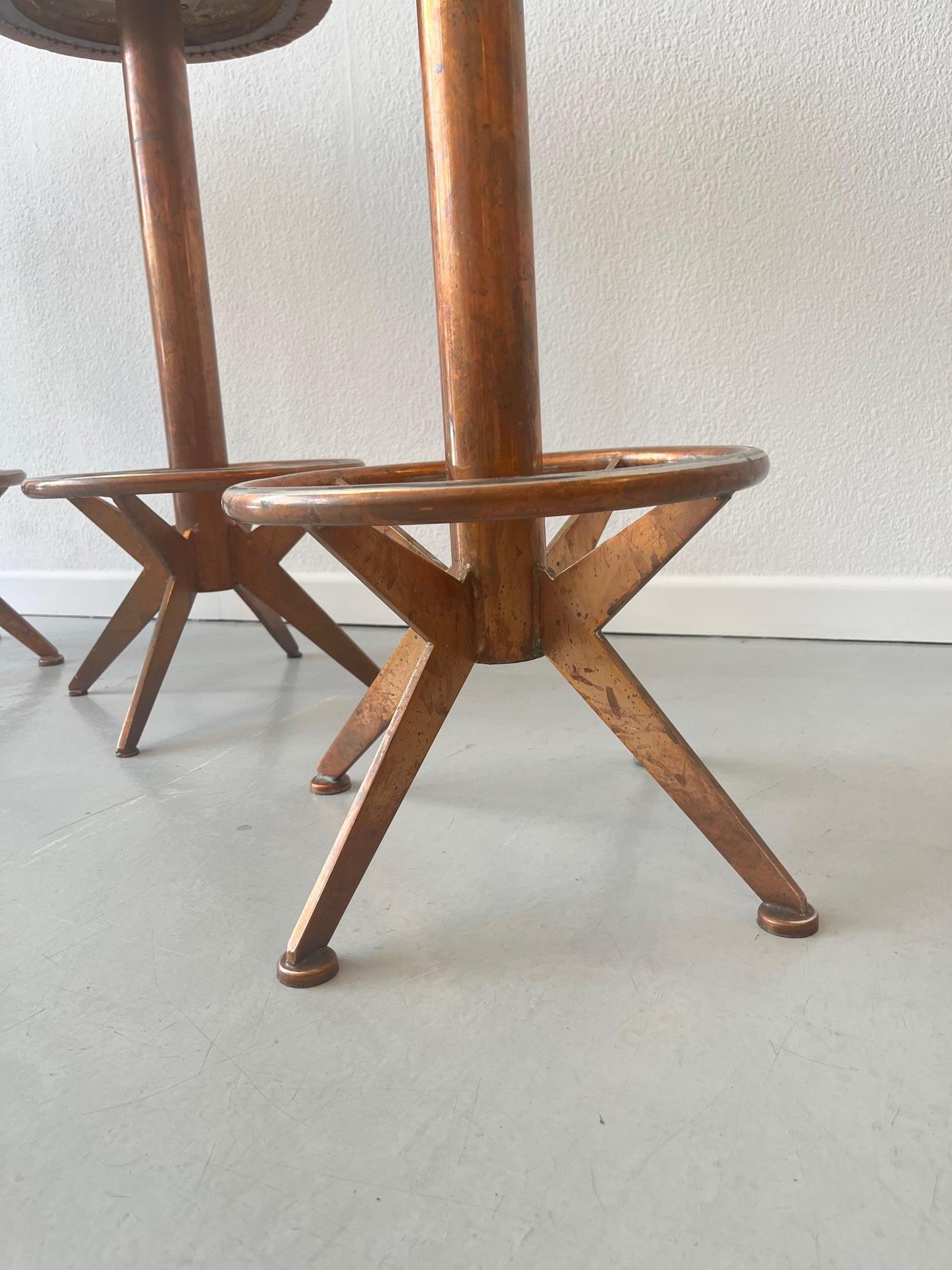 Set di 4 sgabelli modernisti in rame e pelle anni '50 ca. In condizioni buone in vendita a Geneva, CH