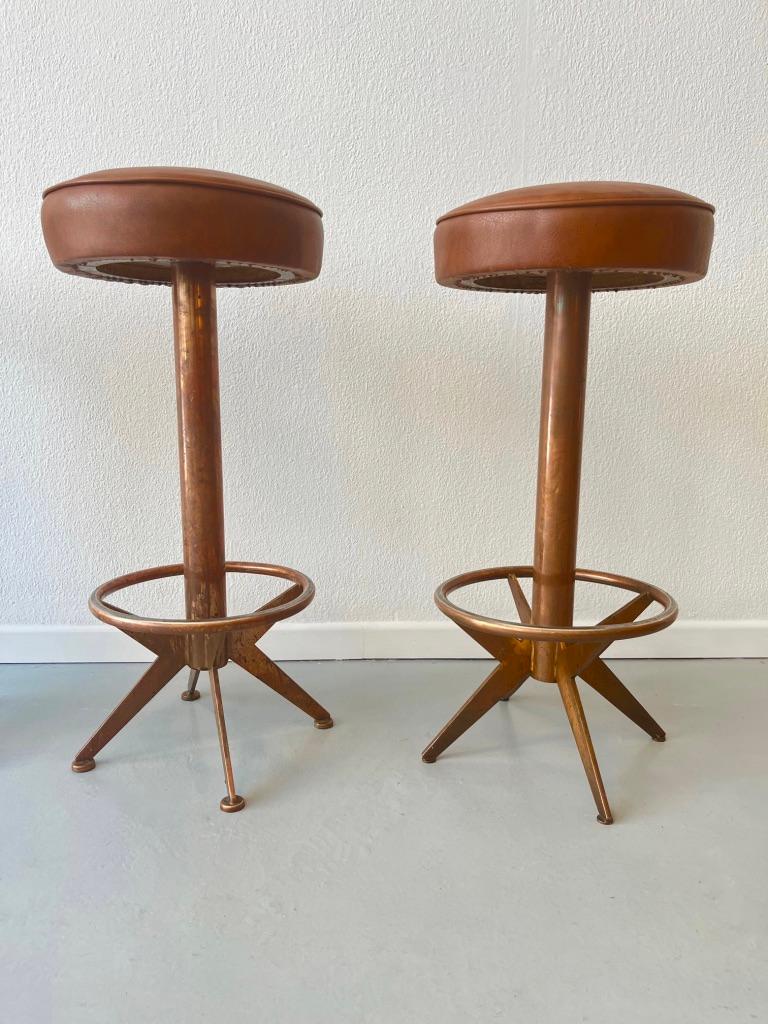 Set of 4 Copper & Leather Modernist Barstools ca. 1950s In Good Condition For Sale In Geneva, CH
