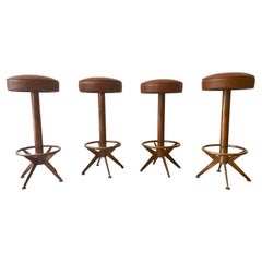 Ensemble de 4 tabourets de bar modernistes en cuivre et cuir vers les années 1950