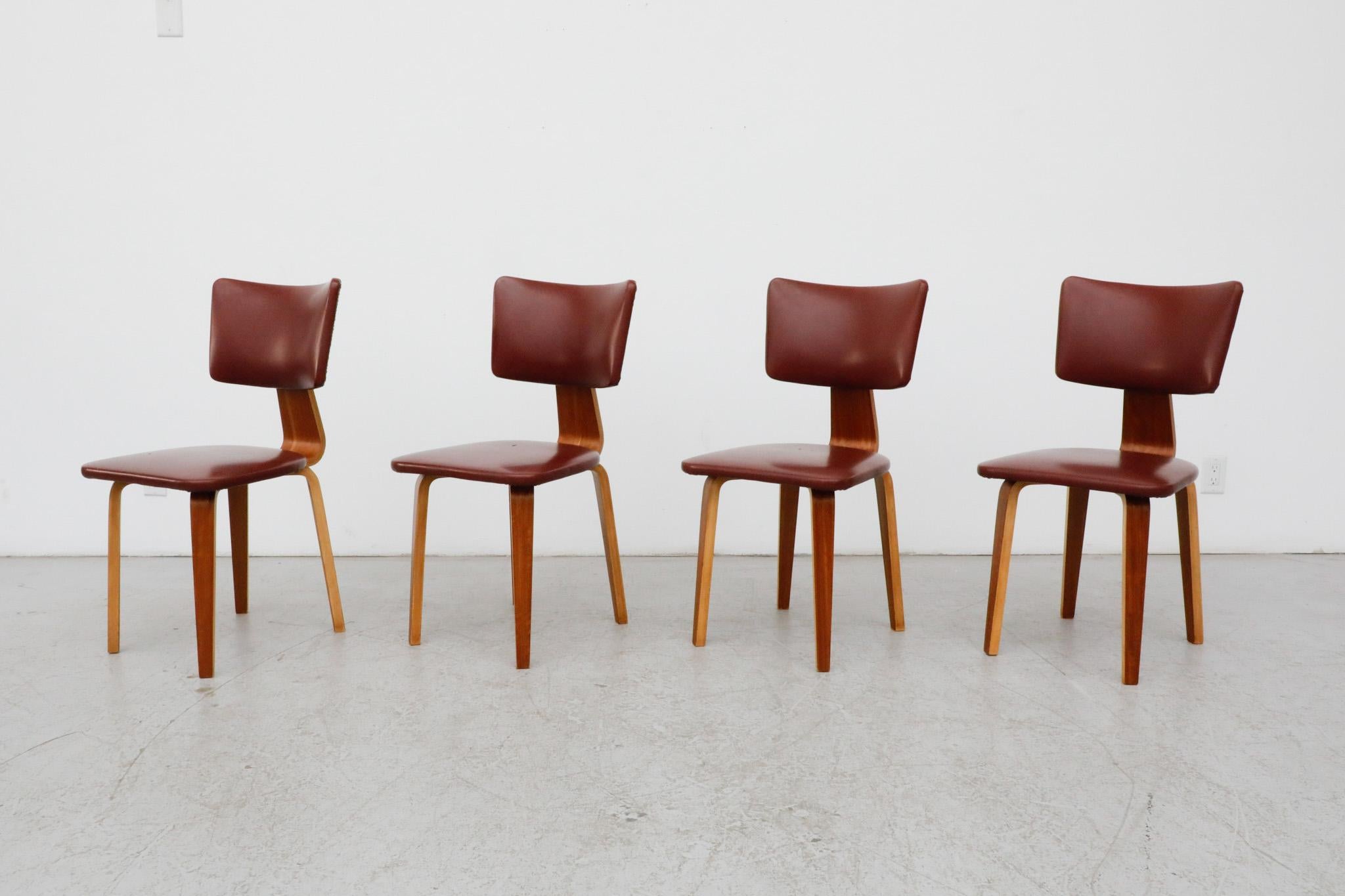 Schöner Mid-Century-Satz von 4 Cor Alons entworfenen Beistell- oder Esszimmerstühlen für Gouda den Boer, mit gebogenen Holzrahmen und der originalen burgunderfarbenen Skai-Sitzfläche. Die Rahmen wurden leicht nachgearbeitet, die Sitzfläche wurde in