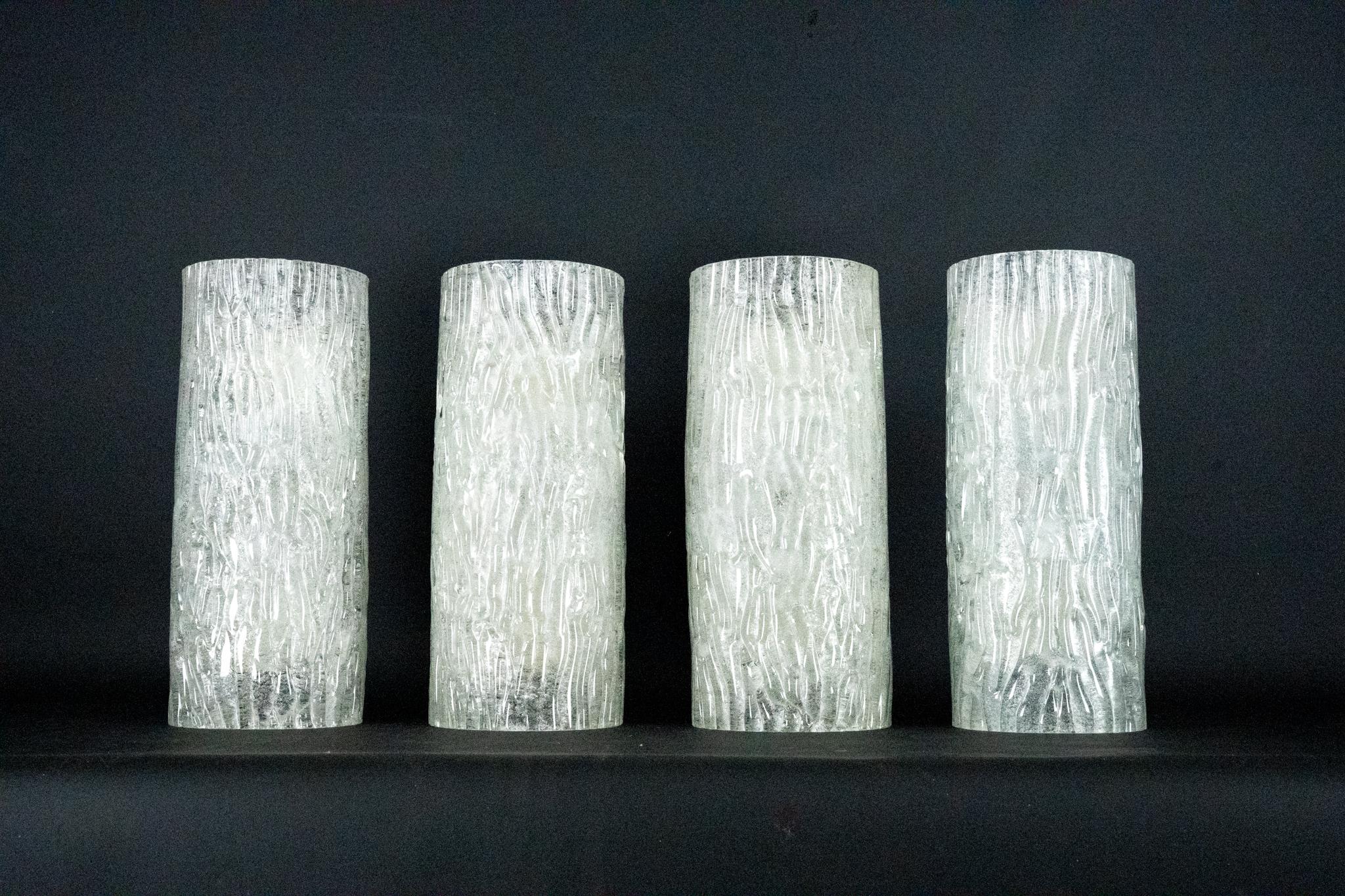 Raro conjunto de cuatro apliques de pared diseñados por Toni Zuccheri para Venini en la década de 1960, con el emblemático Vetro Corteccia (cristal de corteza). Cada pieza está fabricada en cristal de Murano grueso y texturado que imita la