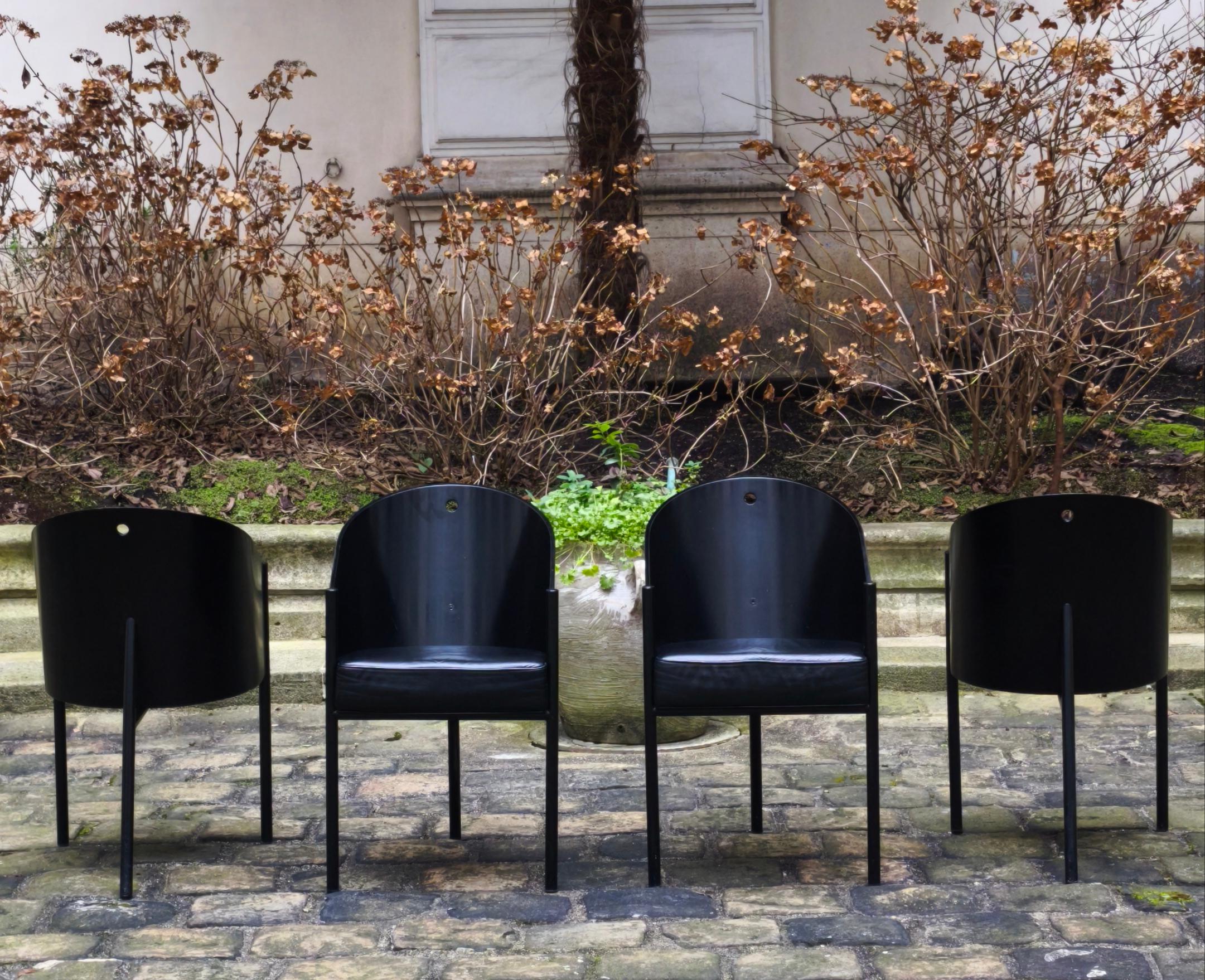 Set di 4 sedie iconiche Costes del designer francese Philippe Starck. 
Creata da Driade Aleph negli anni '80.
.
È caratterizzata da una seduta in pelle nera, uno schienale curvo laccato nero e gambe angolari in acciaio nero. 
.
Philippe Starck è un
