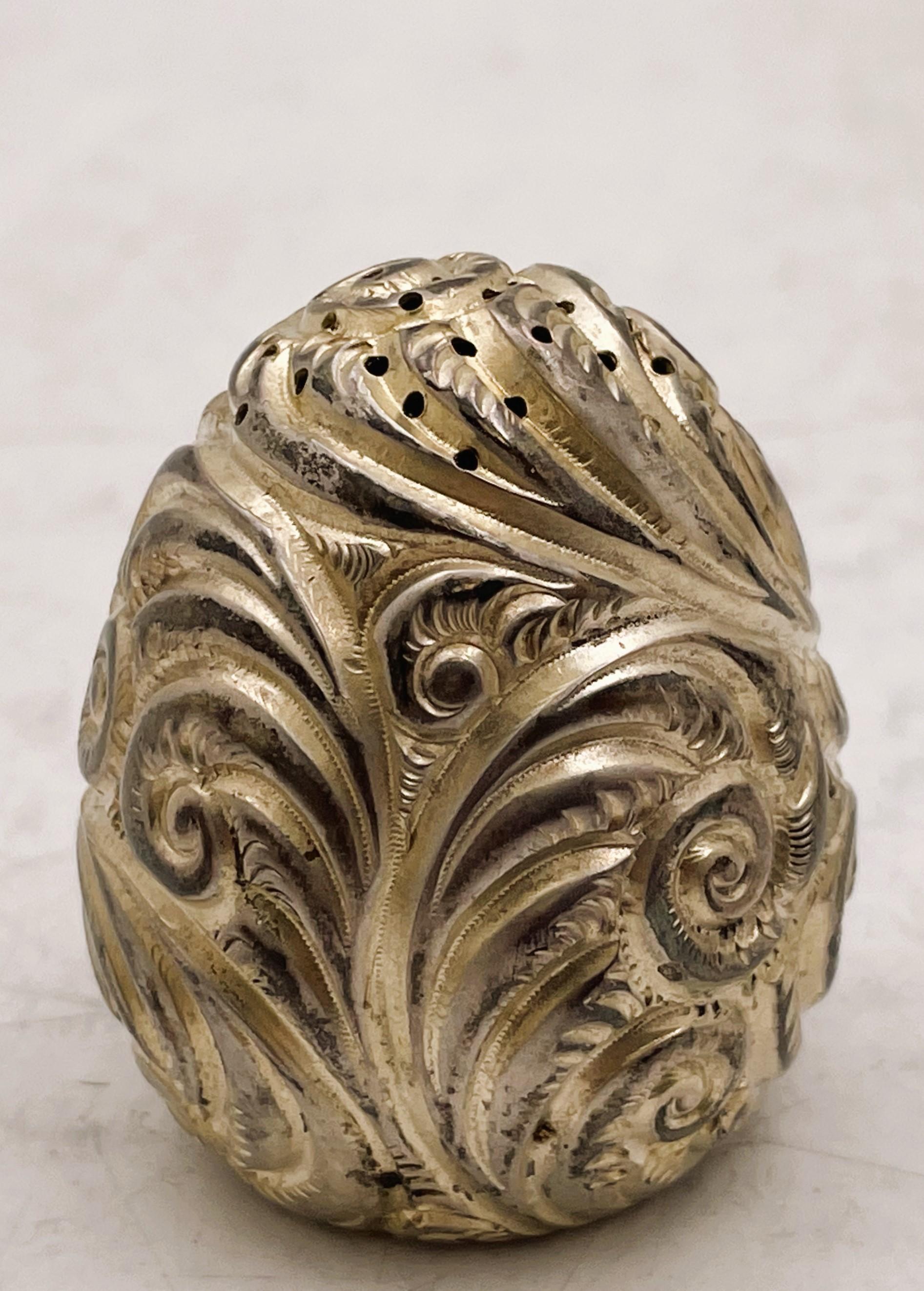 Ensemble de 4 salières et poivrières en argent sterling doré Cottle de la fin du 19e ou du début du 20e siècle, magnifiquement ornées de motifs curvilignes stylisés. Ils mesurent 1 7/8'' de hauteur par 1 1/2'' de profondeur, pèsent 4,1 onces troy et