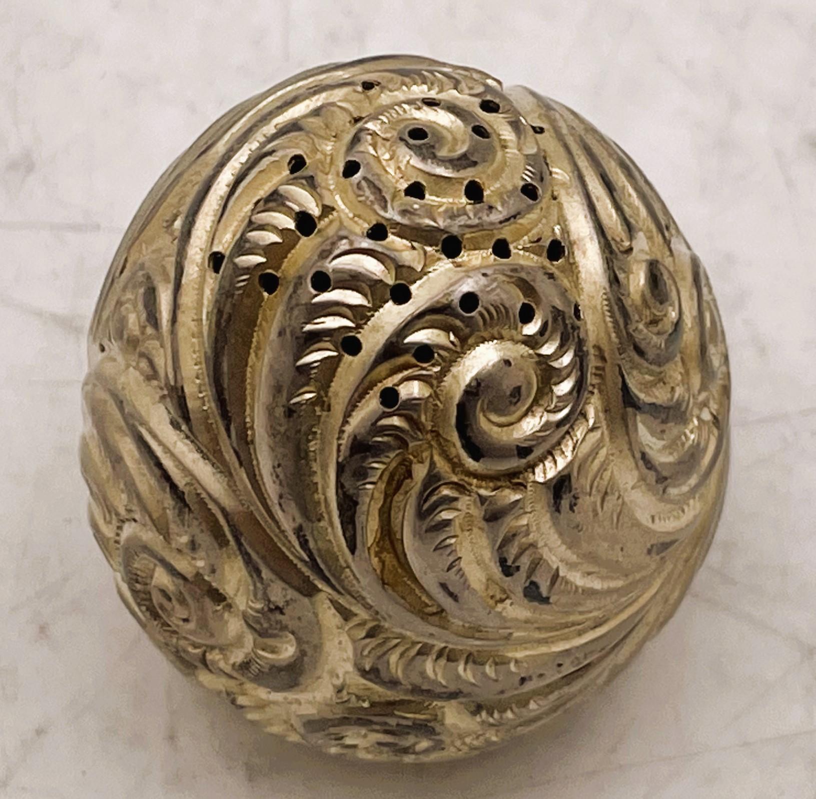 Américain Ensemble de 4 salières et poivrières en forme d'œuf en argent sterling et doré de Cottle Fin 19ème en vente