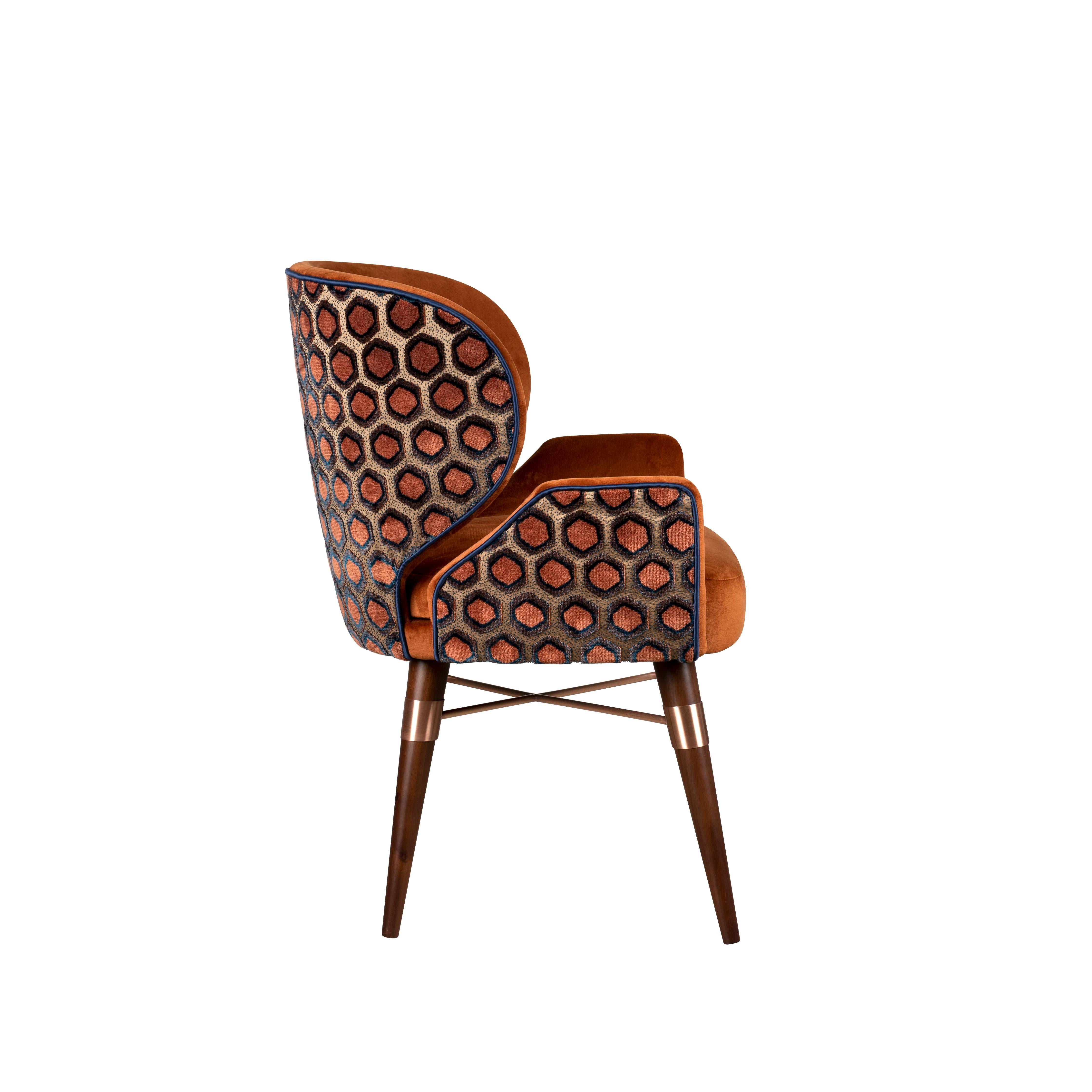 Lot de 4 chaises de salle à manger Louis I en coton Pieds en noyer Laiton par Ottiu Neuf - En vente à RIO TINTO, PT