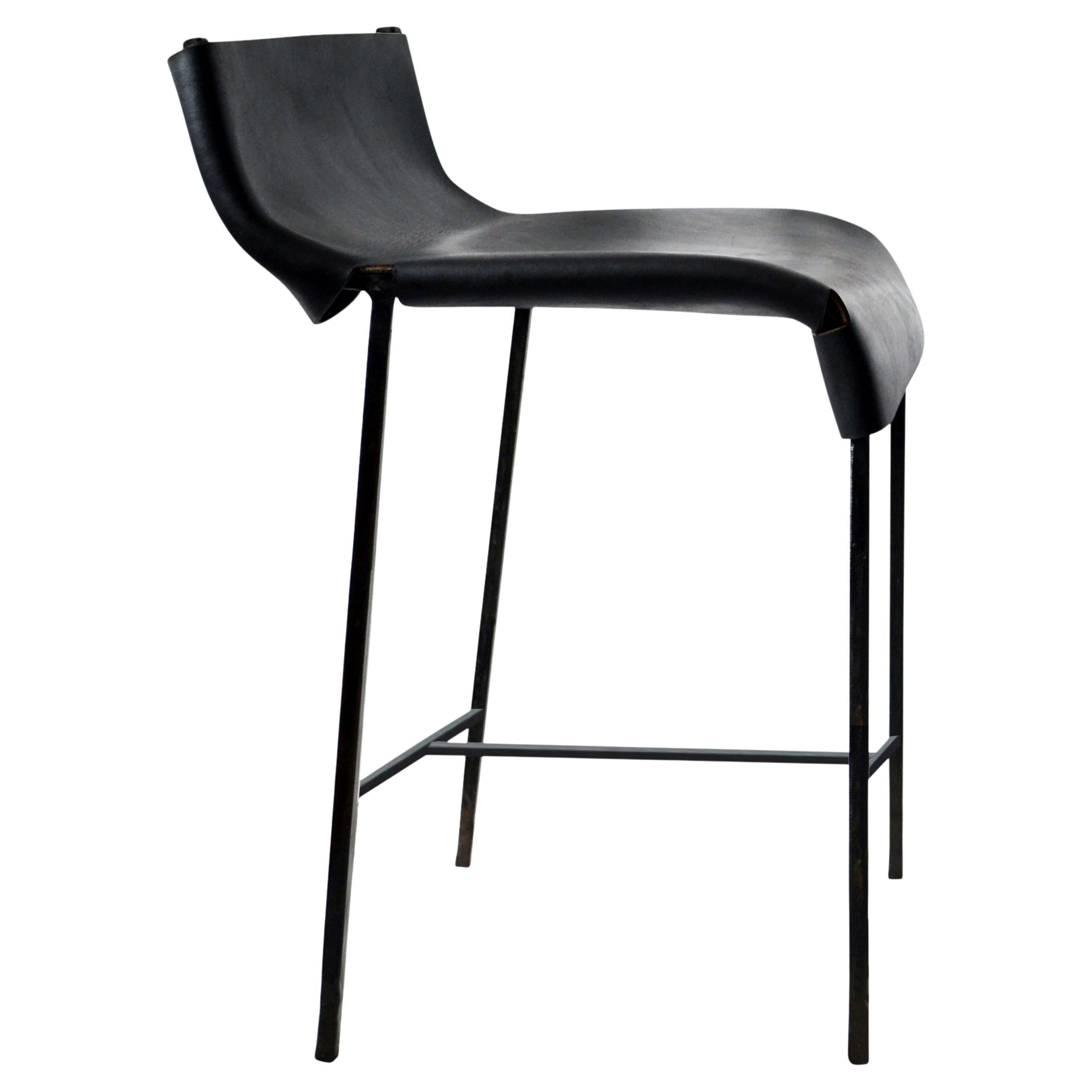 Satz von 4 Hockern für den Theken- oder Barbereich aus geschwärztem Stahl und Leder, modern/ zeitgenössisch