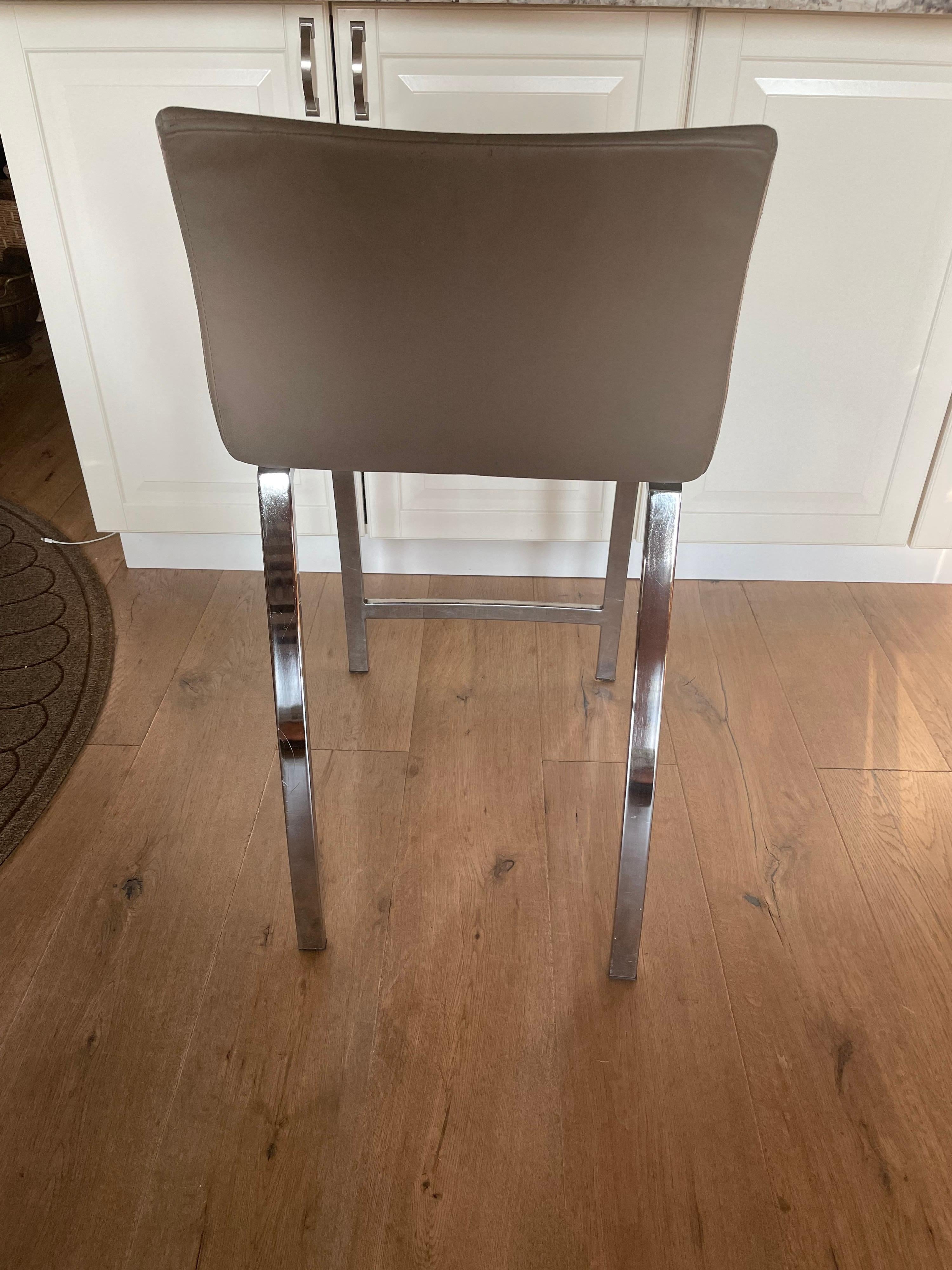 Set von 4 Hockern für den Theken- oder Barbereich aus modernem italienischem Stahl und Leder im Angebot 5