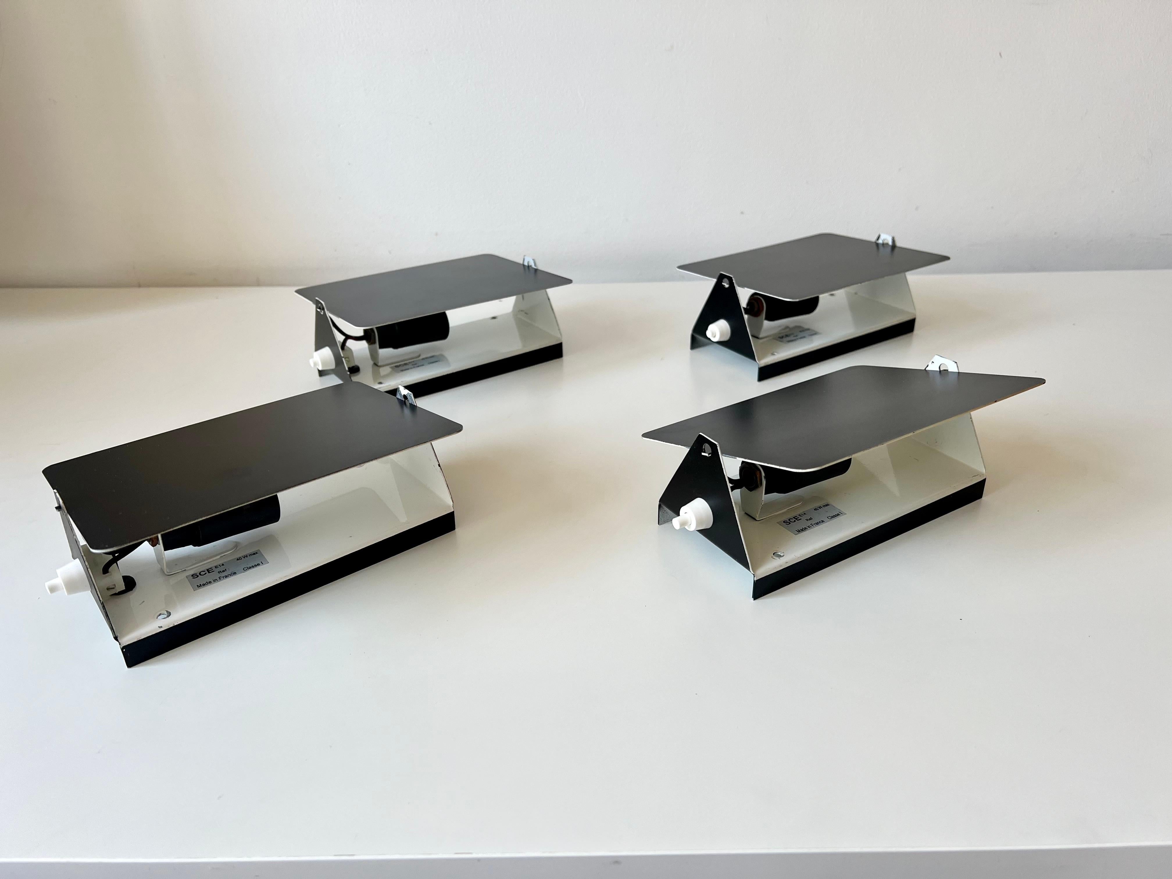 Set di 4 luci da parete. 

Modello CP1 disegnato da Charlotte Perriand per Steph Simon.

Proveniente dalla regione francese dell'Alta Savoia.

Si tratta di edizioni degli anni '70.

Metallo con verniciatura originale. 

In ottime condizioni, nessun