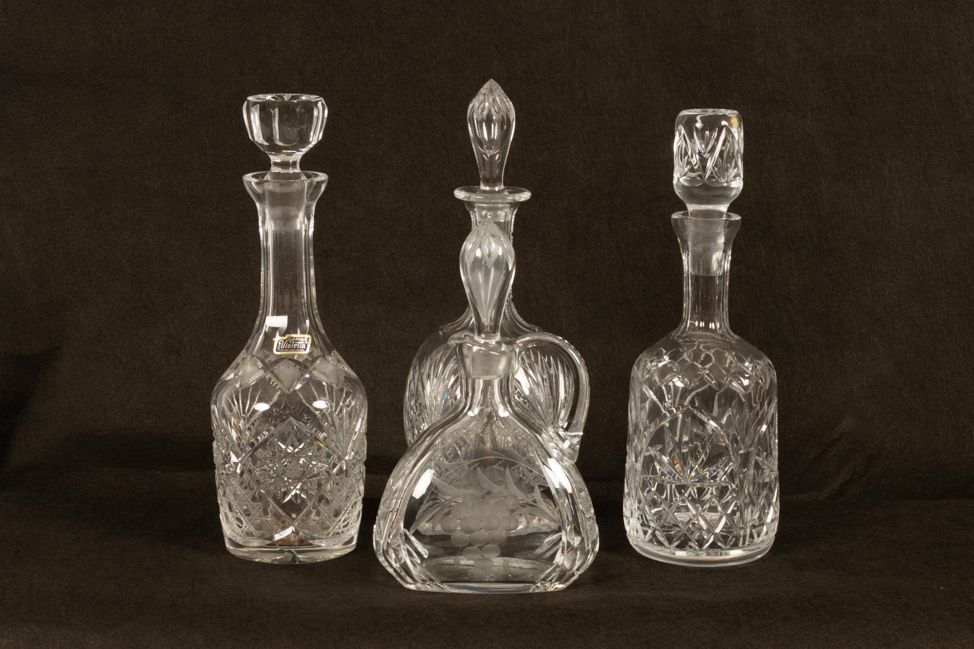 Set of 4 crystal decanters, mid-20th century.
Four cut crystal decanters complete with original stoppers. Suitable for whiskey, cognac, port and other spirits.
Measures: Heights 24 - 31cm
Good condition. No defects, chips or cracks.