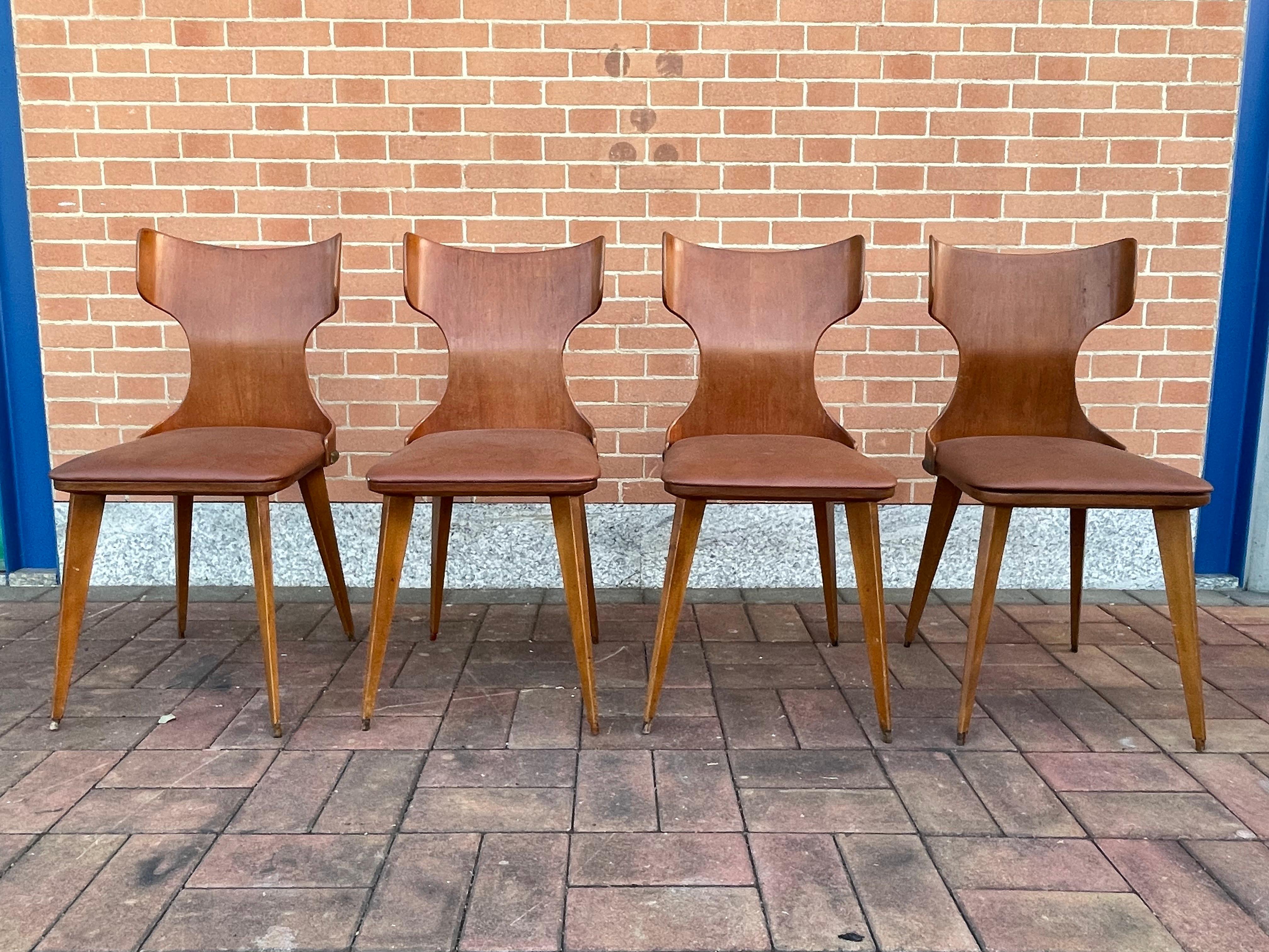 Set of 4 chairs designed by Carlo Ratti and produced by the Compensati Curvi Company (Monza - Italy) in the 1950s.
Shell in curved wood with original faux leather seat.
The chairs have a very pleasant seat as well as being a typical expression of