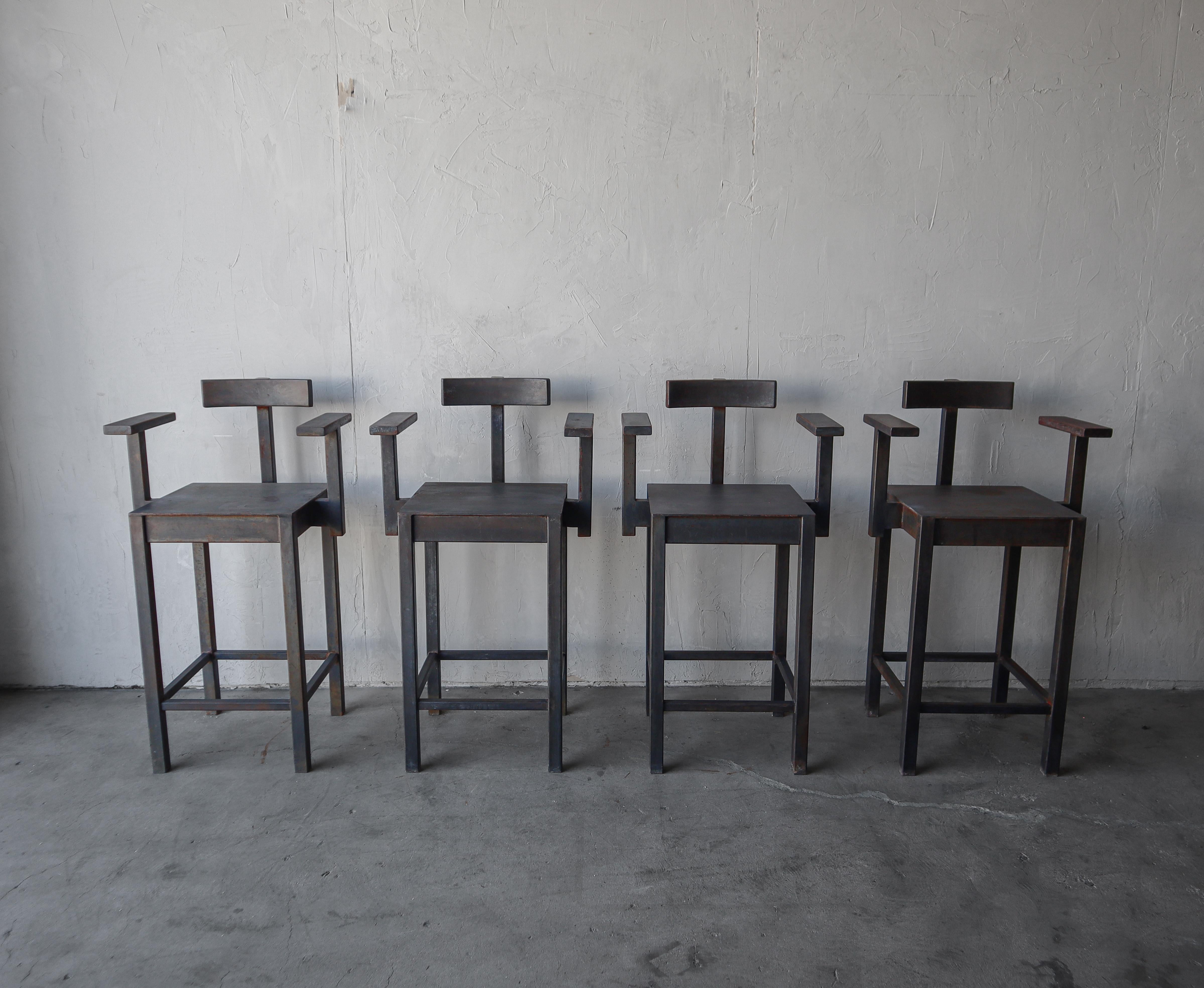 Ces tabourets incroyables ont beaucoup de style et sont très résistants.  Construit en acier solide, chaque tabouret pèse environ 80lbs.  Vous n'avez absolument pas à craindre qu'ils se renversent ou s'envolent.

L'acier a fait l'objet d'une