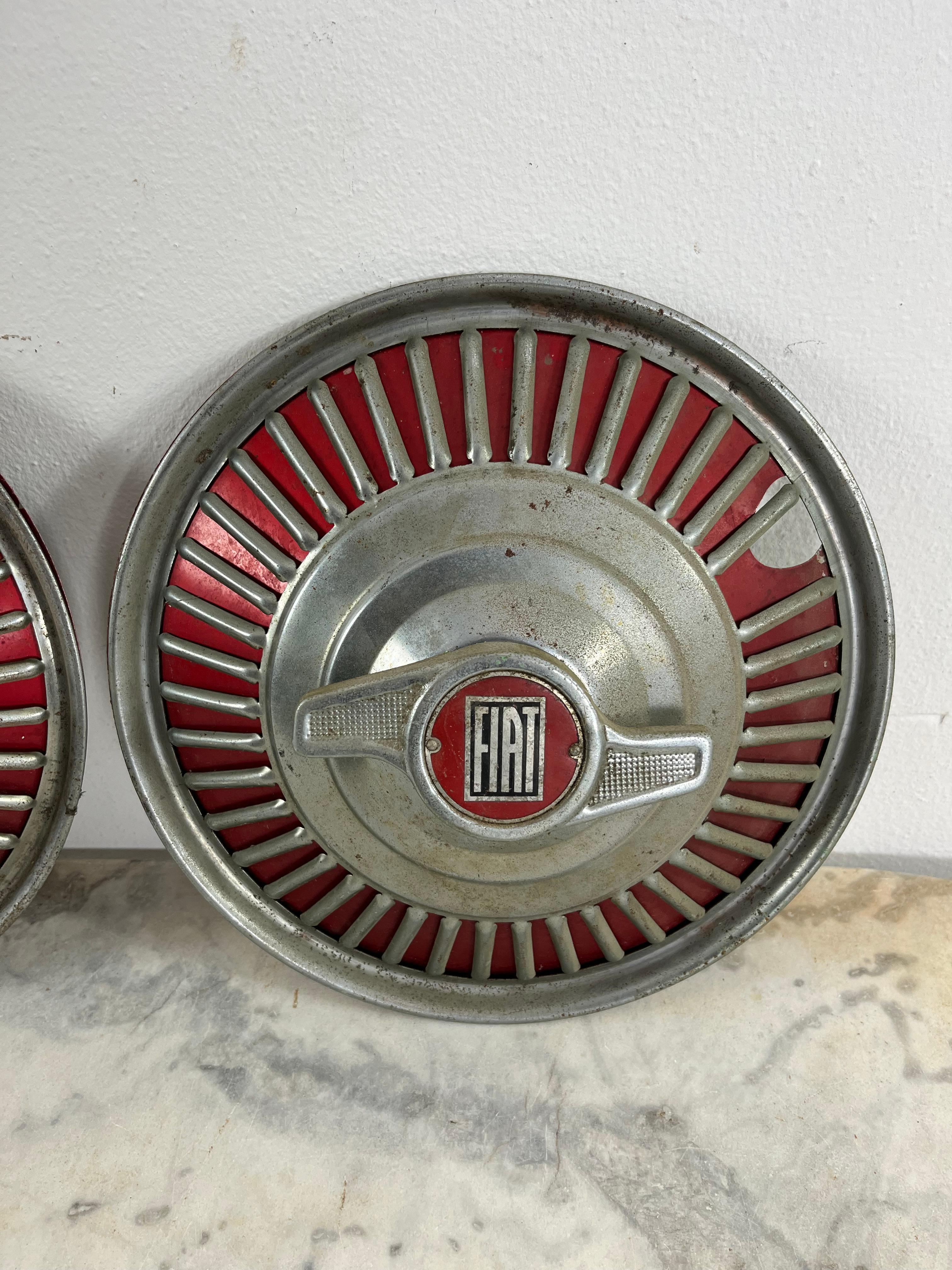 Ensemble de 4 crampons en métal émaillé personnalisés Fiat 1100 années 1950
Appartenait à la Fiat 1100 de mon arrière-grand-père. 
Bon état, signes de vieillissement.