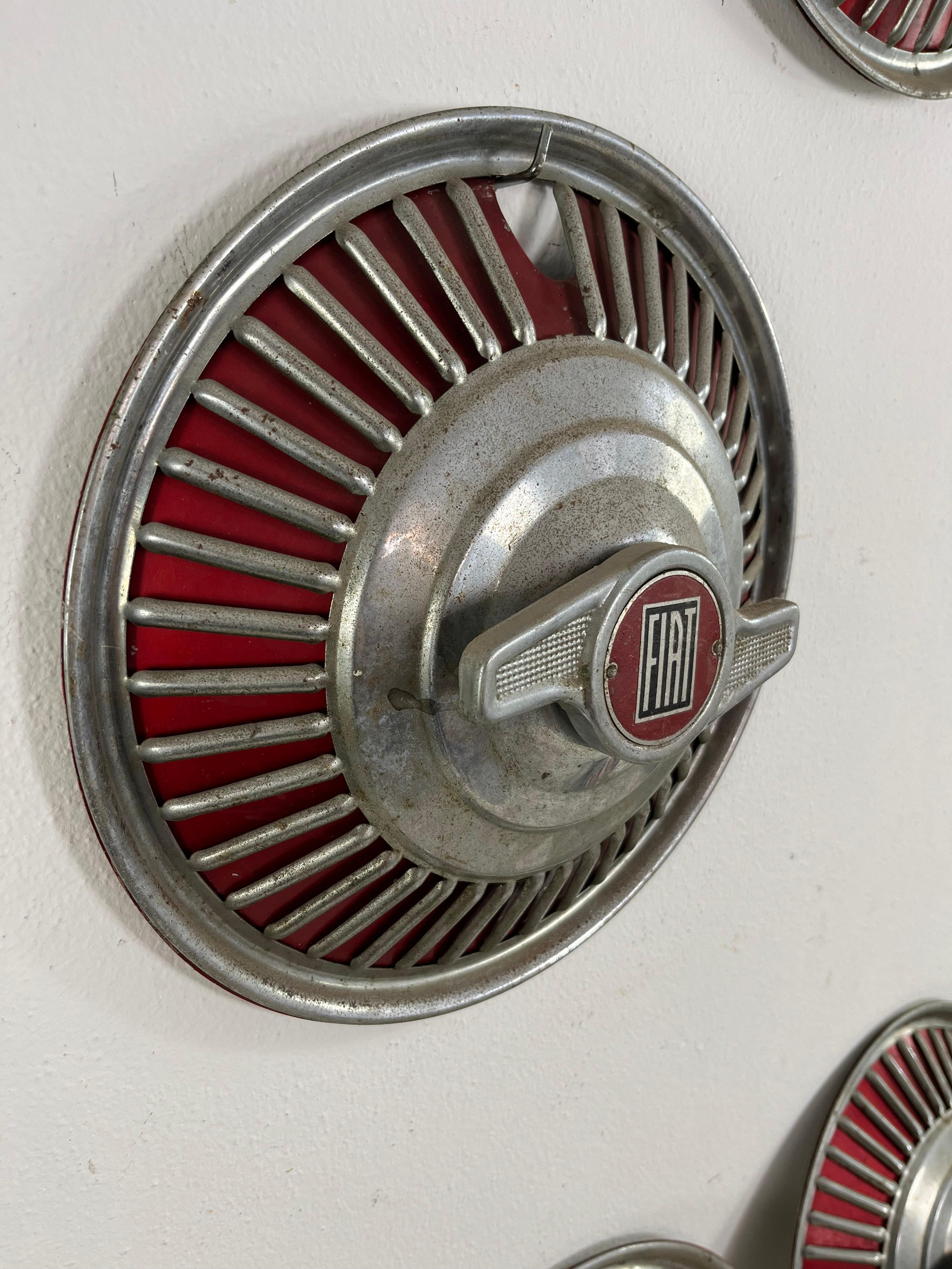 italien Ensemble de 4 crampons en métal émaillé personnalisés Fiat 1100, années 1950 en vente