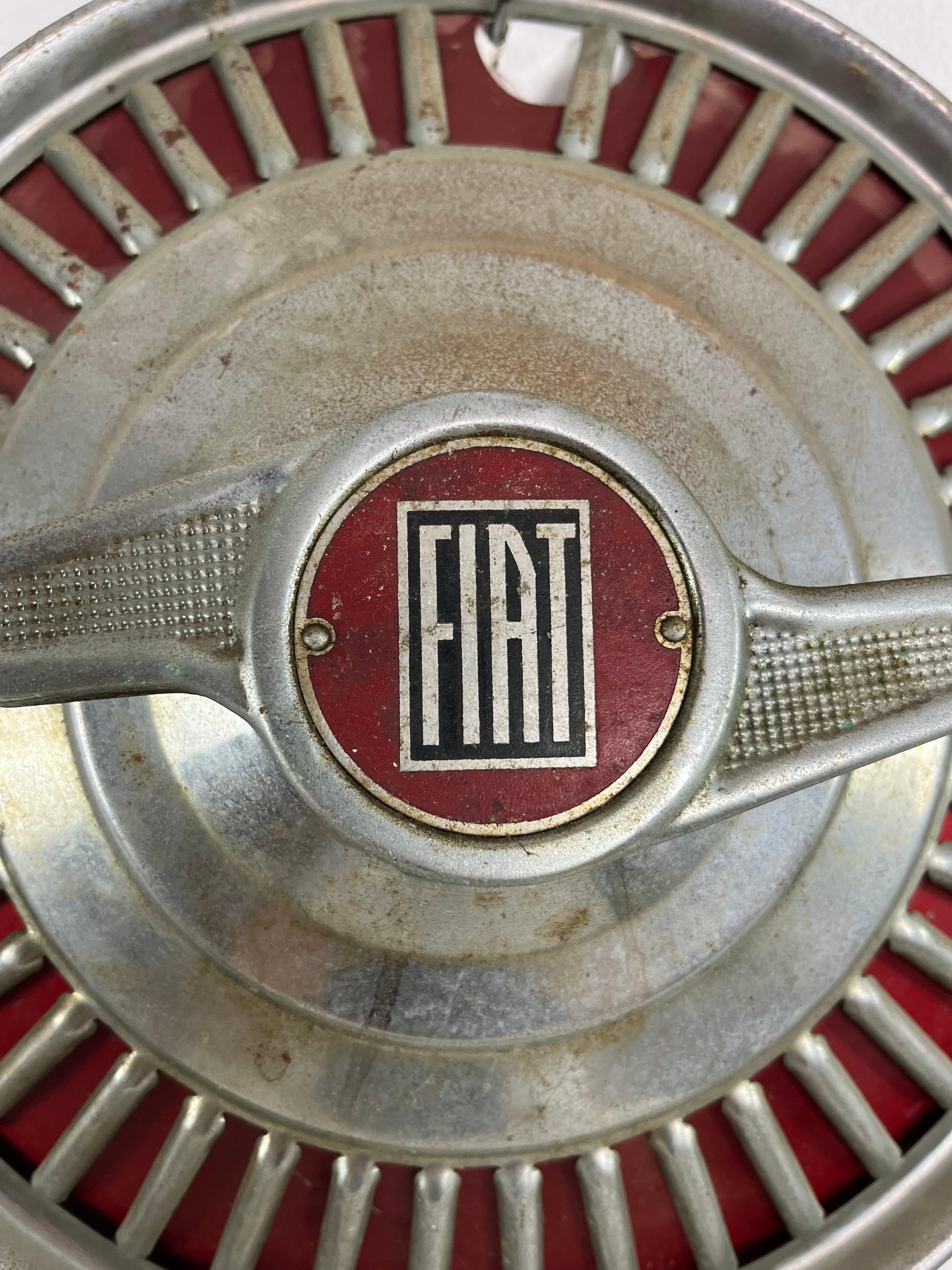 Ensemble de 4 crampons en métal émaillé personnalisés Fiat 1100, années 1950 Bon état - En vente à Palermo, IT