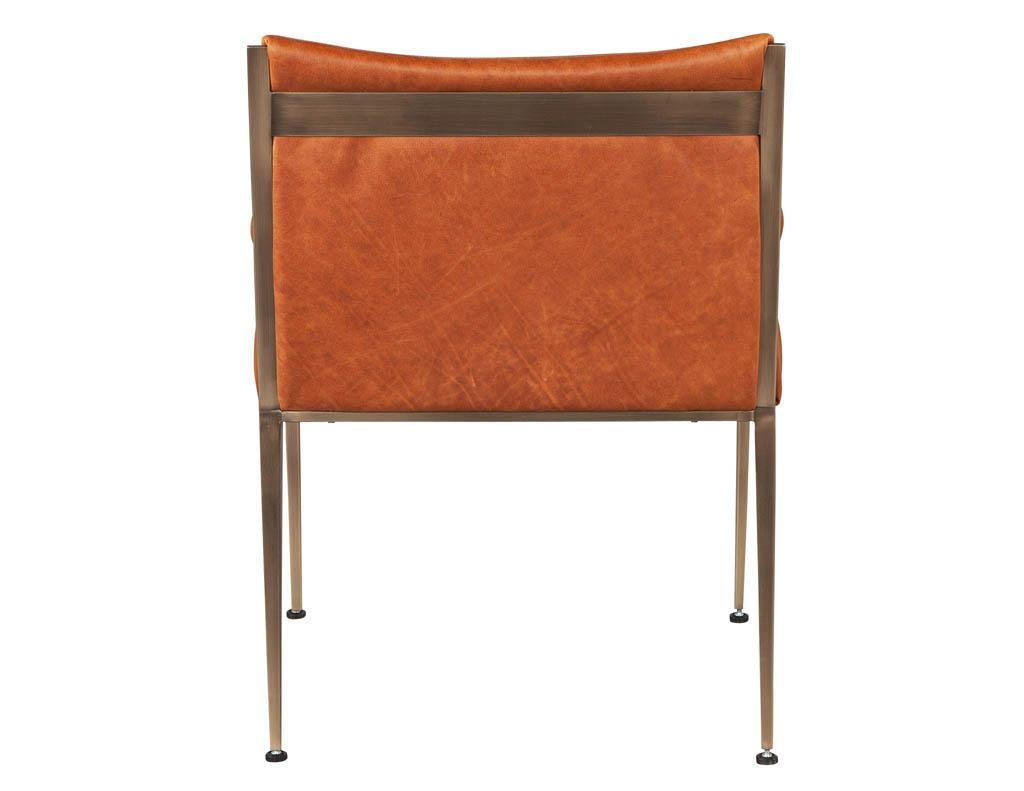 Ensemble de 4 chaises de salle à manger modernes sur mesure en cuir cognac en vente 1