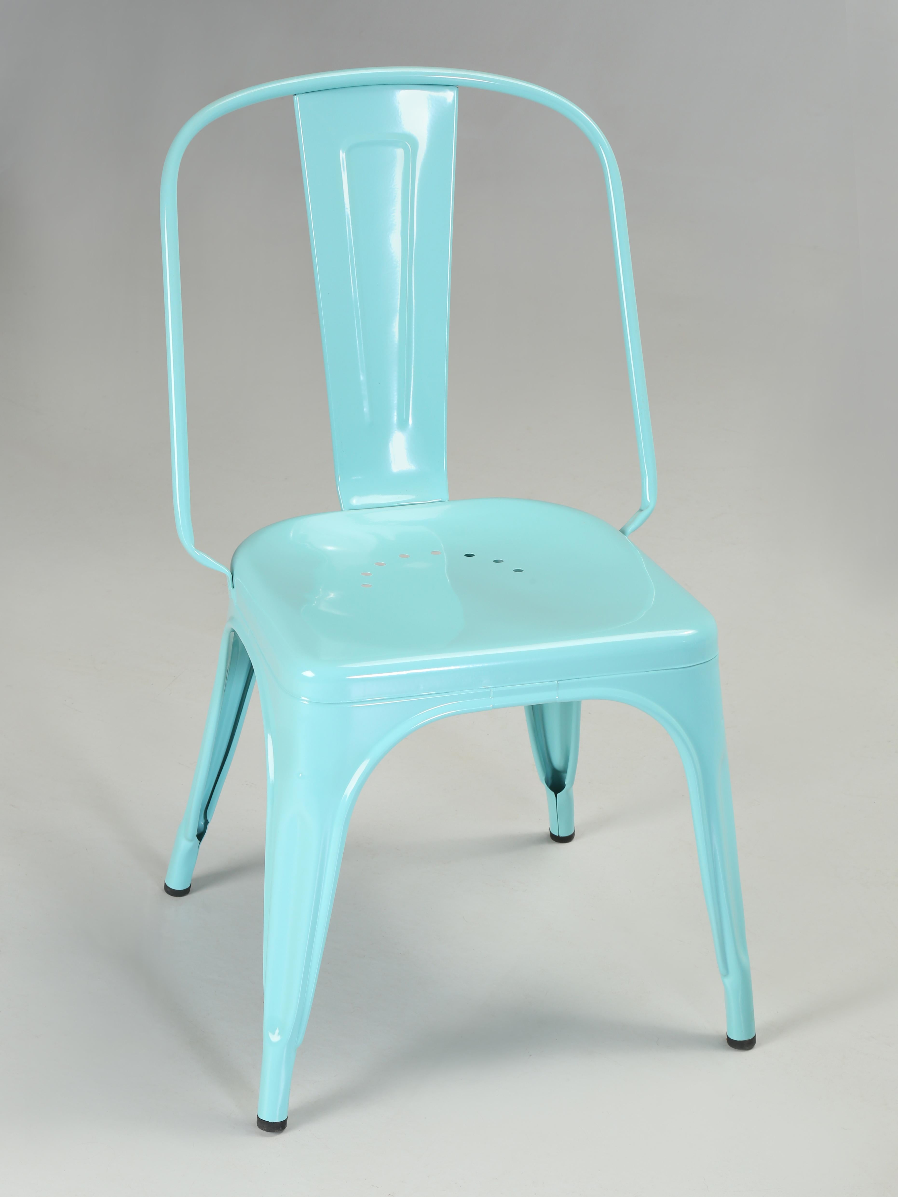 Ensemble de 4 chaises empilables en acier bleu cyan de fabrication française Tolix. Bien que cet ensemble de (4) chaises Tolix ait séjourné dans un entrepôt pendant une longue période, elles sont dans un état presque impeccable. Nous avons