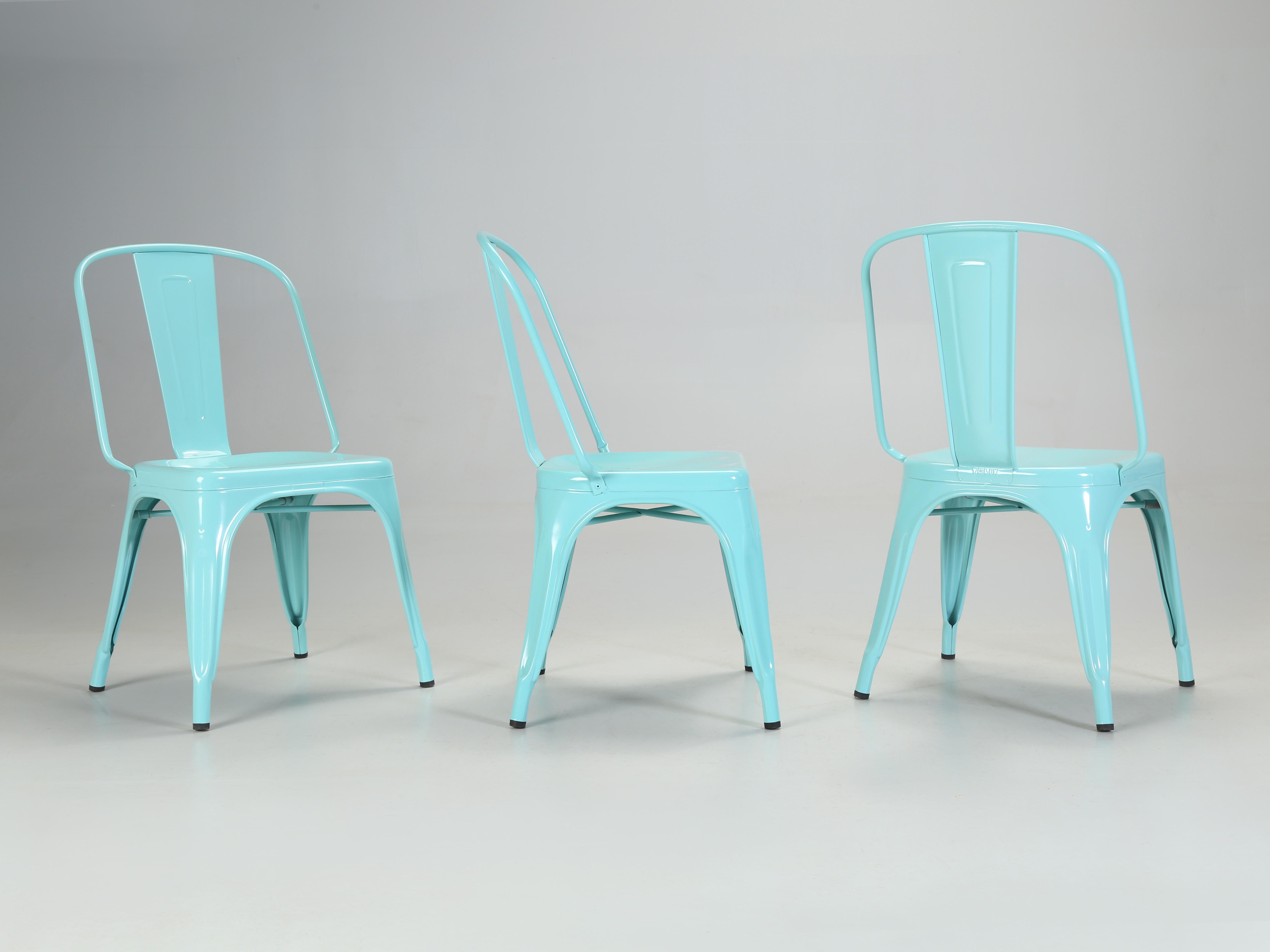 Industriel Ensemble de 4 chaises empilables en acier bleu cyan de fabrication française originale Tolix AC Style en vente
