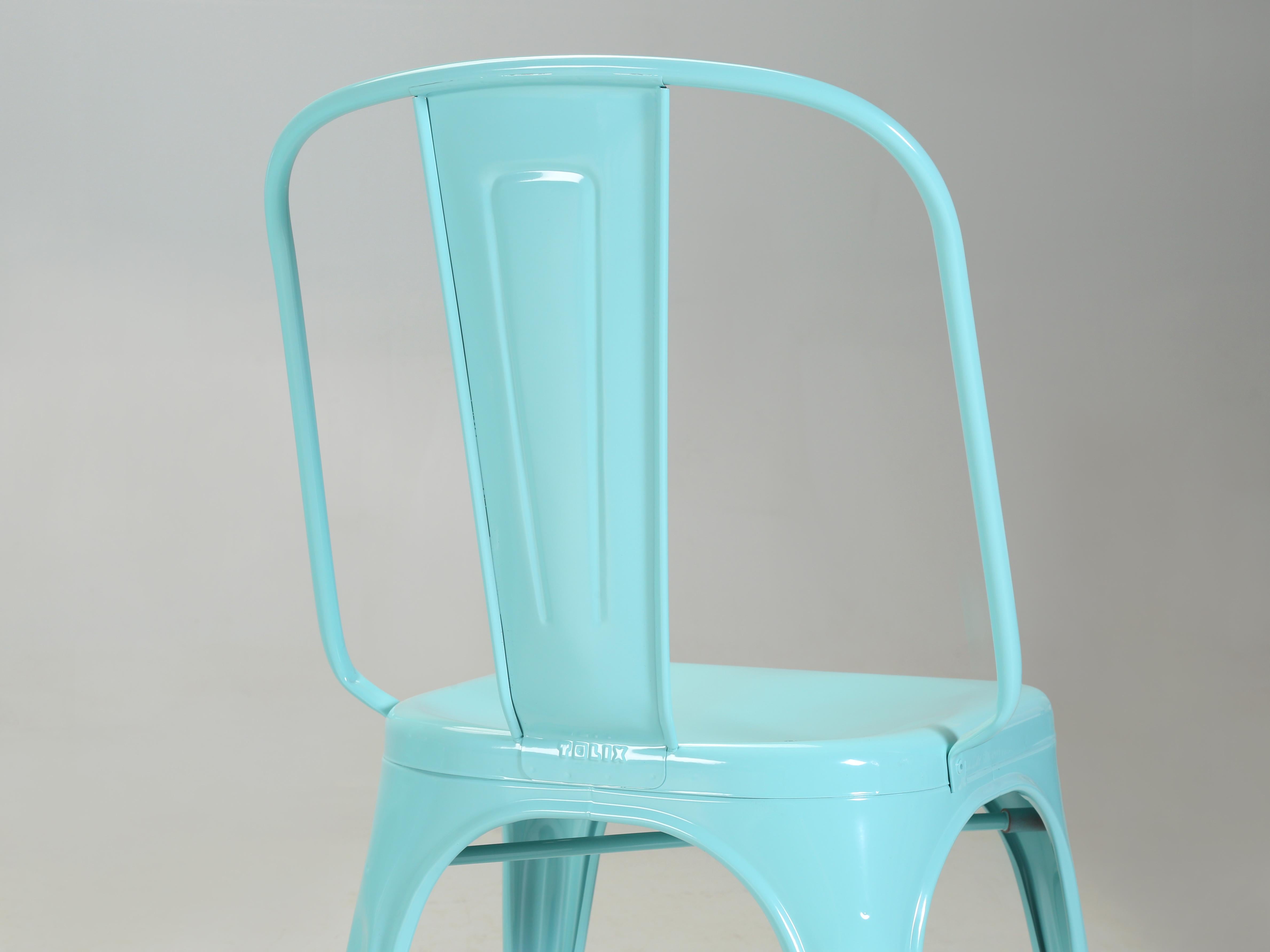 Fait main Ensemble de 4 chaises empilables en acier bleu cyan de fabrication française originale Tolix AC Style en vente