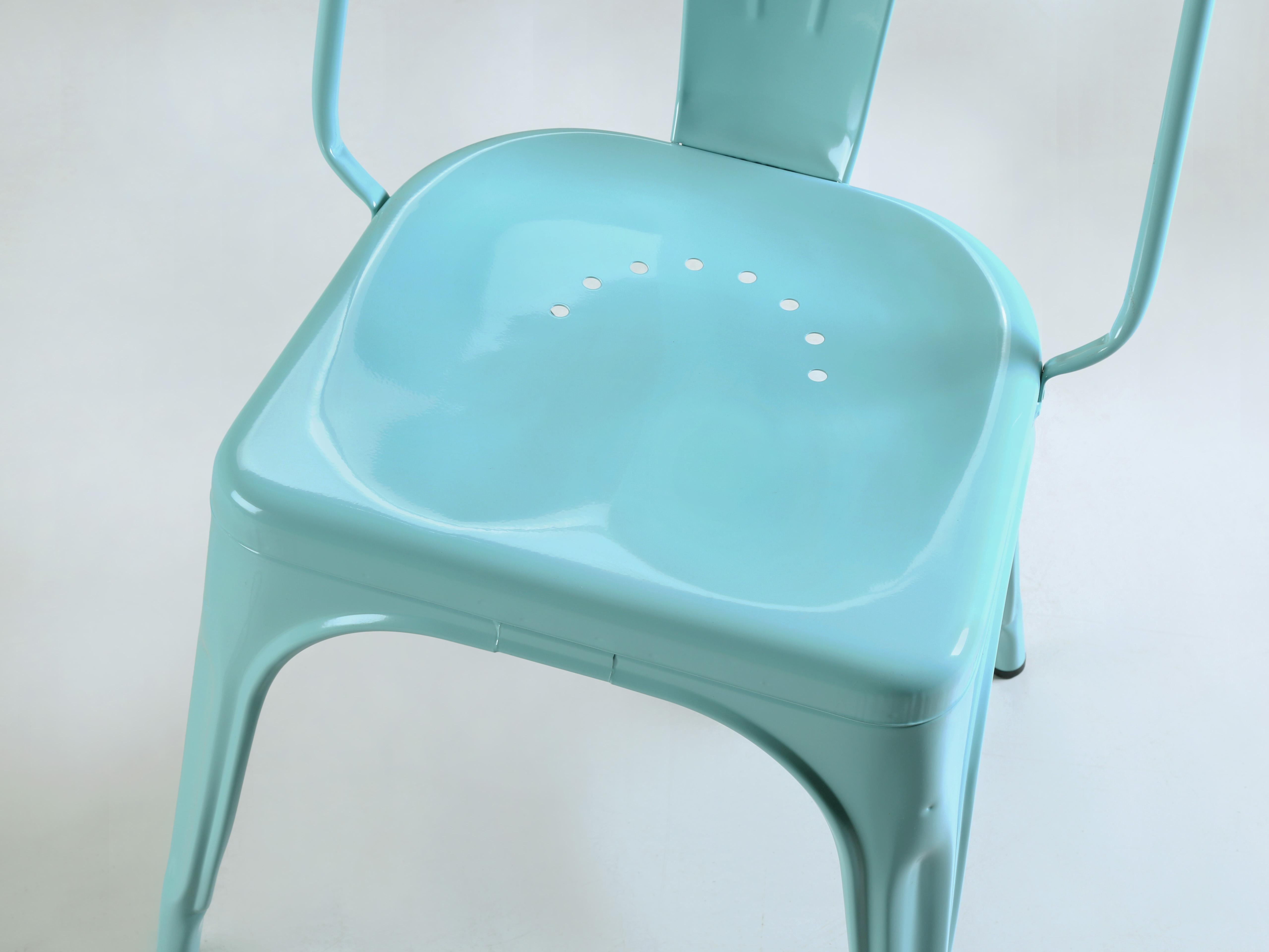XXIe siècle et contemporain Ensemble de 4 chaises empilables en acier bleu cyan de fabrication française originale Tolix AC Style en vente