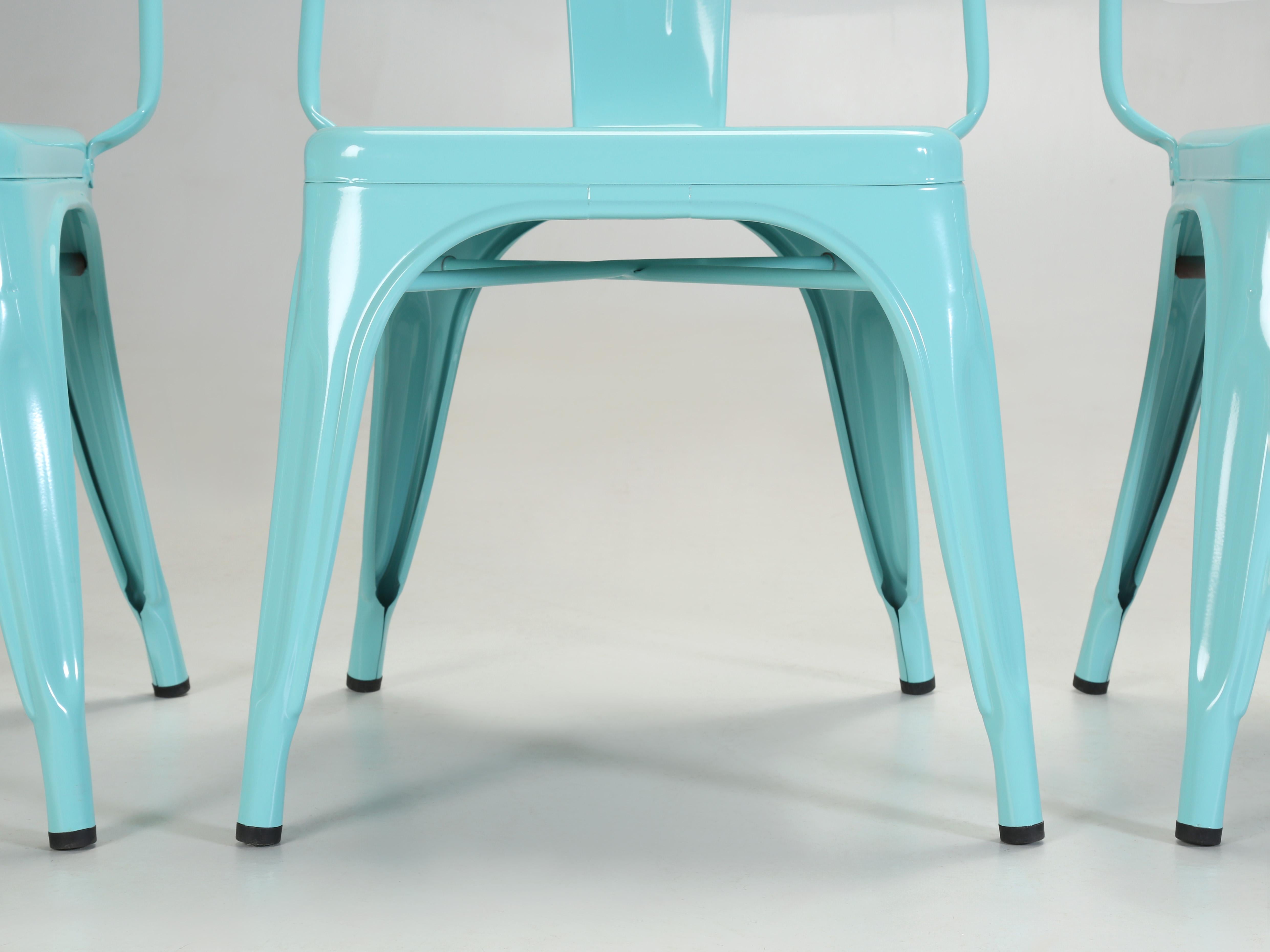 Acier Ensemble de 4 chaises empilables en acier bleu cyan de fabrication française originale Tolix AC Style en vente