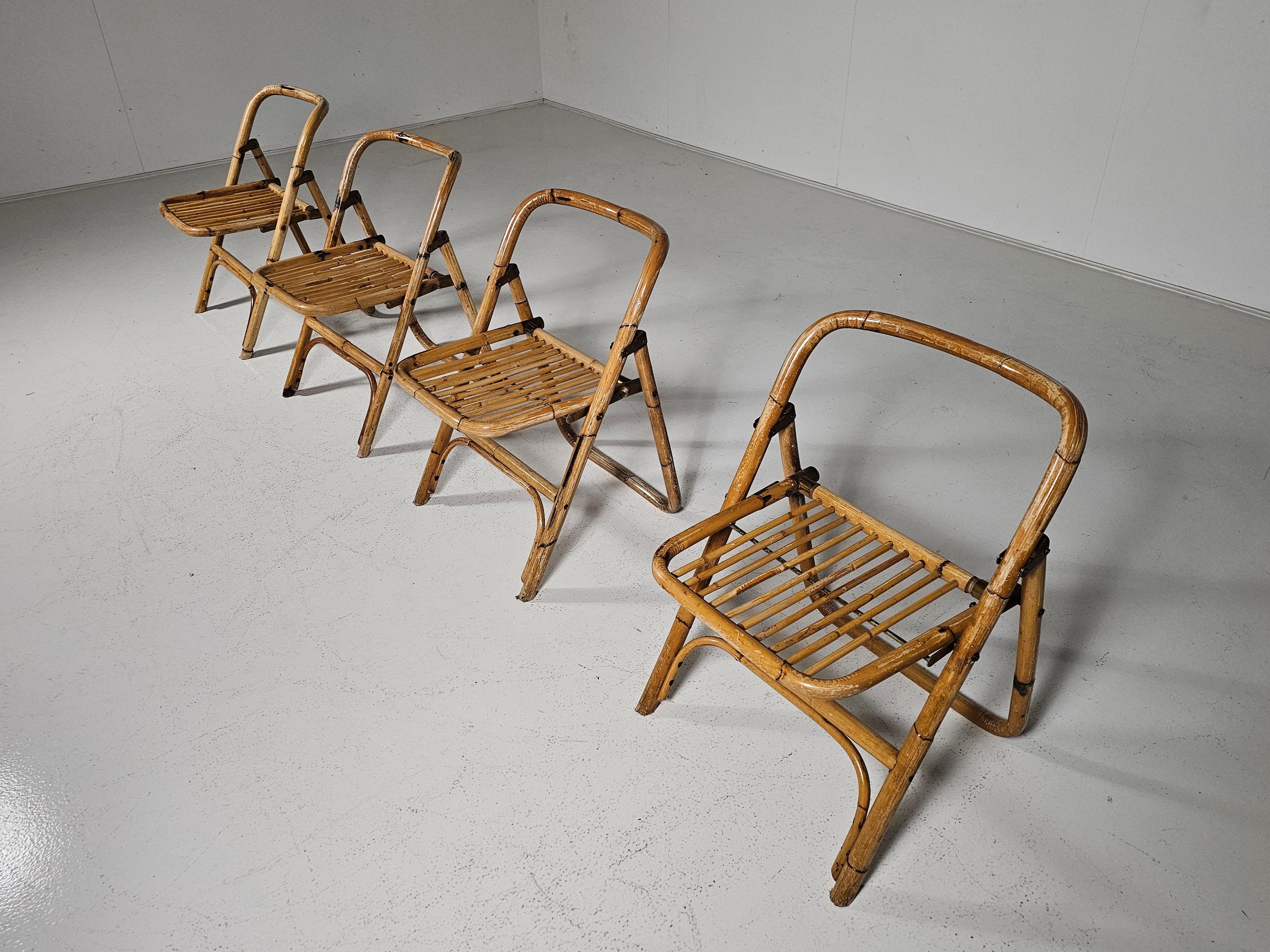 Merveilleuses chaises pliantes originales en bambou de Dal Vera, produites en Italie dans les années 1960. Les lignes de ces chaises sont incroyables, faites à la main en bambou courbé avec des proportions parfaites, exemple de fabrication italienne