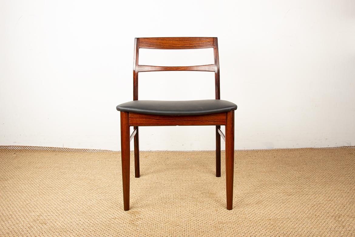 Superbe sedie scandinave. Design angolare semplice ed elegante. Splendidi lavori in legno e costruzione di qualità. Sono comode; la schiuma e la similpelle sono state rifatte.

Designer: Henning Kjaernulf.
Produttore: Vejle Stole.
Origine: